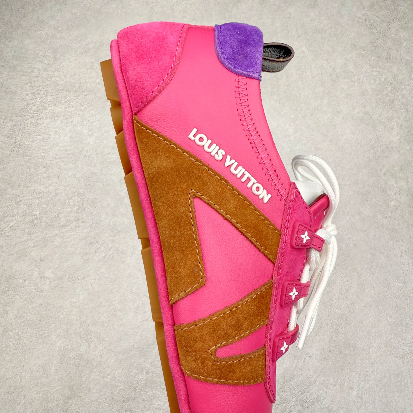 图片[6]-LOUIS VUITTON lv Sneakerina 2025早春发布新款德训鞋芭蕾舞鞋 采用 Sacchetto 制鞋工艺，赋予柔韧鞋底与轻盈内部设计，适合日常休闲及精致造型。惊艳曝光 设计灵感源自芭蕾舞平底鞋 优雅与复古并存 整体低调又老钱 原版购入 独家开模 媲美原版头层小牛皮 鞋面系带设计，侧面印有 LV 标志，后跟处配有拉环。——这双鞋简直是优雅与松弛感的完美融合！尺码：35-40-选品中心