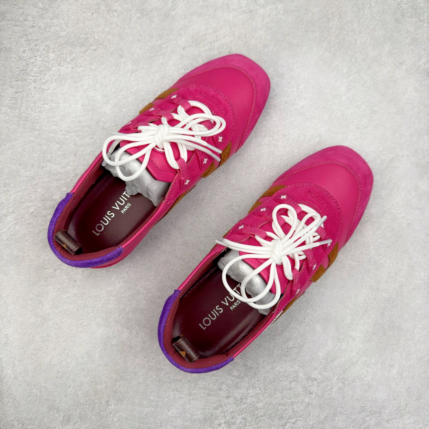 图片[3]-LOUIS VUITTON lv Sneakerina 2025早春发布新款德训鞋芭蕾舞鞋 采用 Sacchetto 制鞋工艺，赋予柔韧鞋底与轻盈内部设计，适合日常休闲及精致造型。惊艳曝光 设计灵感源自芭蕾舞平底鞋 优雅与复古并存 整体低调又老钱 原版购入 独家开模 媲美原版头层小牛皮 鞋面系带设计，侧面印有 LV 标志，后跟处配有拉环。——这双鞋简直是优雅与松弛感的完美融合！尺码：35-40-选品中心