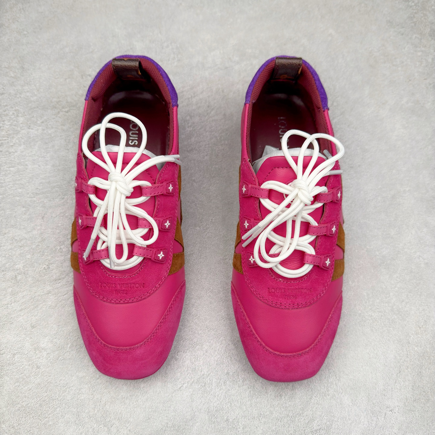 图片[2]-LOUIS VUITTON lv Sneakerina 2025早春发布新款德训鞋芭蕾舞鞋 采用 Sacchetto 制鞋工艺，赋予柔韧鞋底与轻盈内部设计，适合日常休闲及精致造型。惊艳曝光 设计灵感源自芭蕾舞平底鞋 优雅与复古并存 整体低调又老钱 原版购入 独家开模 媲美原版头层小牛皮 鞋面系带设计，侧面印有 LV 标志，后跟处配有拉环。——这双鞋简直是优雅与松弛感的完美融合！尺码：35-40-选品中心