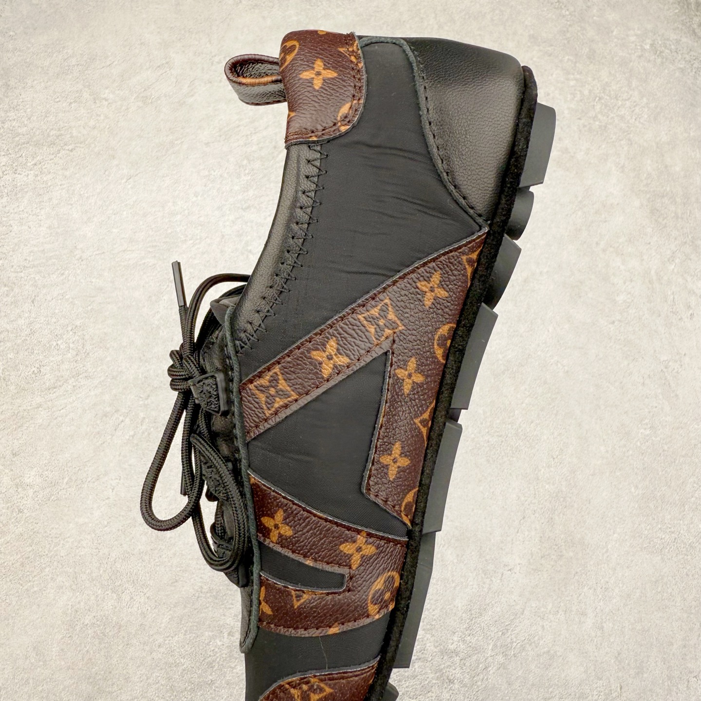 图片[7]-LOUIS VUITTON lv Sneakerina 2025早春发布新款德训鞋芭蕾舞鞋 采用 Sacchetto 制鞋工艺，赋予柔韧鞋底与轻盈内部设计，适合日常休闲及精致造型。惊艳曝光 设计灵感源自芭蕾舞平底鞋 优雅与复古并存 整体低调又老钱 原版购入 独家开模 媲美原版头层小牛皮 鞋面系带设计，侧面印有 LV 标志，后跟处配有拉环。——这双鞋简直是优雅与松弛感的完美融合！尺码：35-40-选品中心