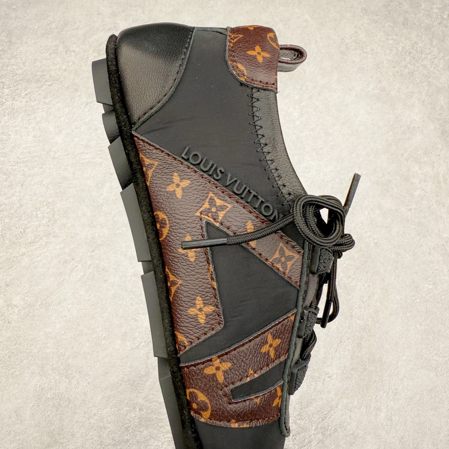 图片[6]-LOUIS VUITTON lv Sneakerina 2025早春发布新款德训鞋芭蕾舞鞋 采用 Sacchetto 制鞋工艺，赋予柔韧鞋底与轻盈内部设计，适合日常休闲及精致造型。惊艳曝光 设计灵感源自芭蕾舞平底鞋 优雅与复古并存 整体低调又老钱 原版购入 独家开模 媲美原版头层小牛皮 鞋面系带设计，侧面印有 LV 标志，后跟处配有拉环。——这双鞋简直是优雅与松弛感的完美融合！尺码：35-40-选品中心