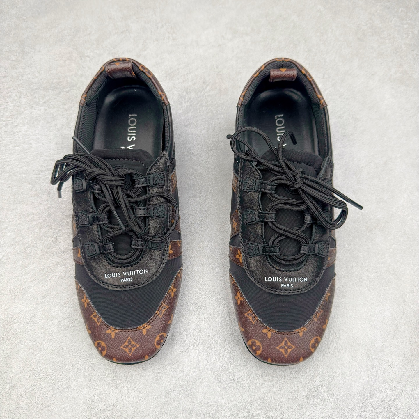 图片[2]-LOUIS VUITTON lv Sneakerina 2025早春发布新款德训鞋芭蕾舞鞋 采用 Sacchetto 制鞋工艺，赋予柔韧鞋底与轻盈内部设计，适合日常休闲及精致造型。惊艳曝光 设计灵感源自芭蕾舞平底鞋 优雅与复古并存 整体低调又老钱 原版购入 独家开模 媲美原版头层小牛皮 鞋面系带设计，侧面印有 LV 标志，后跟处配有拉环。——这双鞋简直是优雅与松弛感的完美融合！尺码：35-40-选品中心