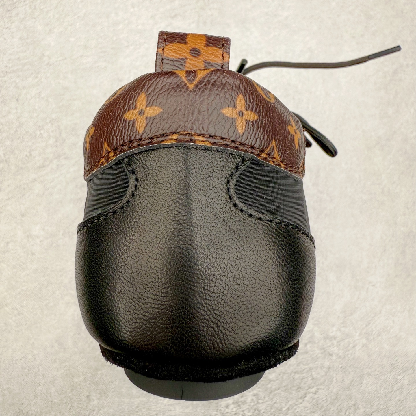 图片[8]-LOUIS VUITTON lv Sneakerina 2025早春发布新款德训鞋芭蕾舞鞋 采用 Sacchetto 制鞋工艺，赋予柔韧鞋底与轻盈内部设计，适合日常休闲及精致造型。惊艳曝光 设计灵感源自芭蕾舞平底鞋 优雅与复古并存 整体低调又老钱 原版购入 独家开模 媲美原版头层小牛皮 鞋面系带设计，侧面印有 LV 标志，后跟处配有拉环。——这双鞋简直是优雅与松弛感的完美融合！尺码：35-40-选品中心