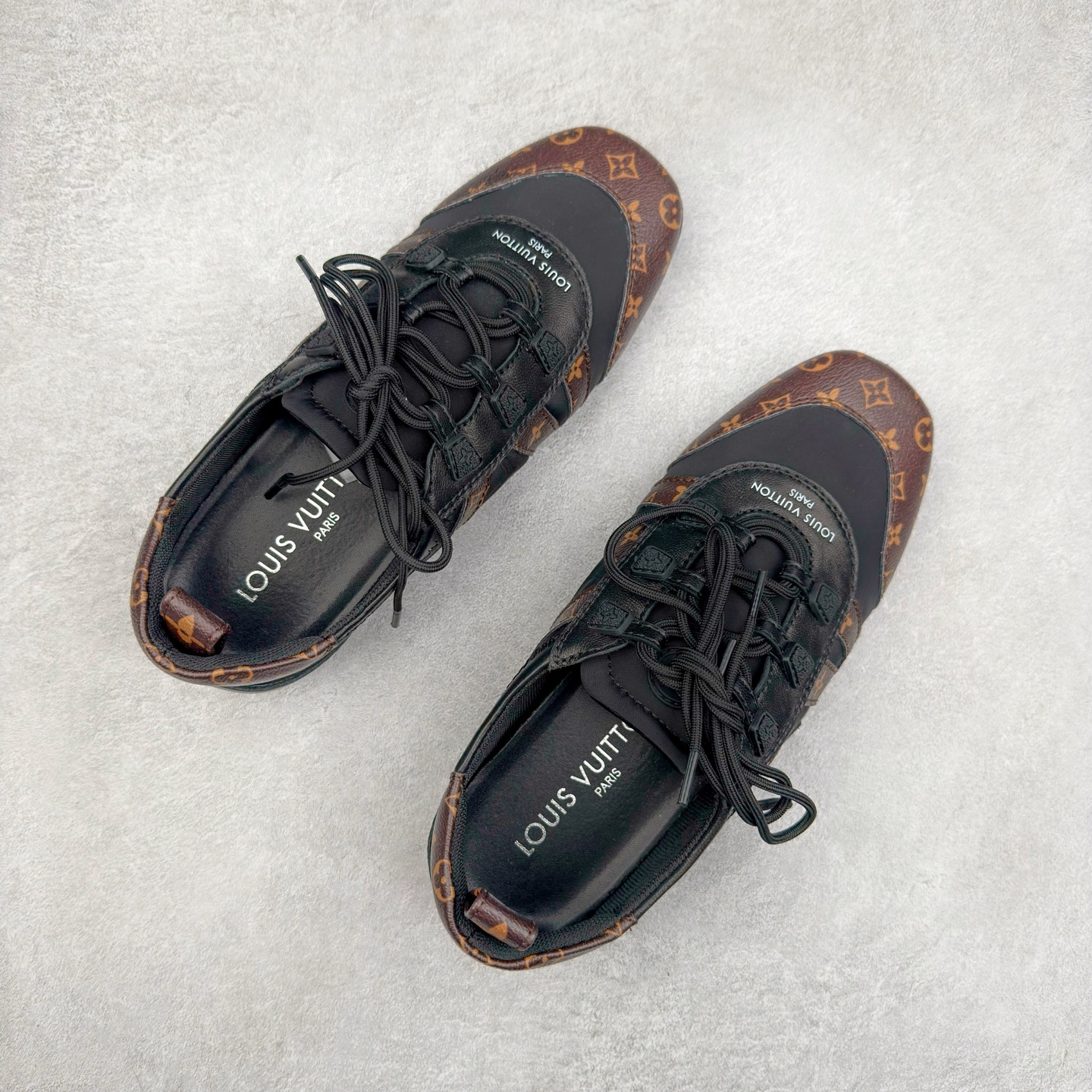 图片[3]-LOUIS VUITTON lv Sneakerina 2025早春发布新款德训鞋芭蕾舞鞋 采用 Sacchetto 制鞋工艺，赋予柔韧鞋底与轻盈内部设计，适合日常休闲及精致造型。惊艳曝光 设计灵感源自芭蕾舞平底鞋 优雅与复古并存 整体低调又老钱 原版购入 独家开模 媲美原版头层小牛皮 鞋面系带设计，侧面印有 LV 标志，后跟处配有拉环。——这双鞋简直是优雅与松弛感的完美融合！尺码：35-40-选品中心