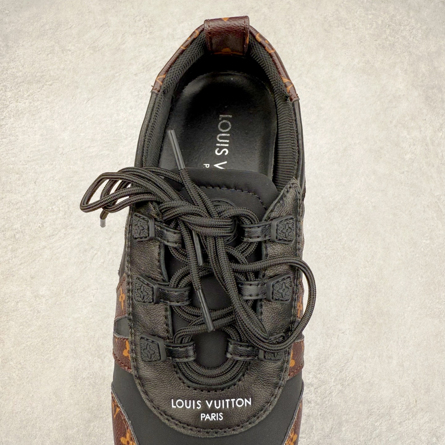 图片[5]-LOUIS VUITTON lv Sneakerina 2025早春发布新款德训鞋芭蕾舞鞋 采用 Sacchetto 制鞋工艺，赋予柔韧鞋底与轻盈内部设计，适合日常休闲及精致造型。惊艳曝光 设计灵感源自芭蕾舞平底鞋 优雅与复古并存 整体低调又老钱 原版购入 独家开模 媲美原版头层小牛皮 鞋面系带设计，侧面印有 LV 标志，后跟处配有拉环。——这双鞋简直是优雅与松弛感的完美融合！尺码：35-40-选品中心