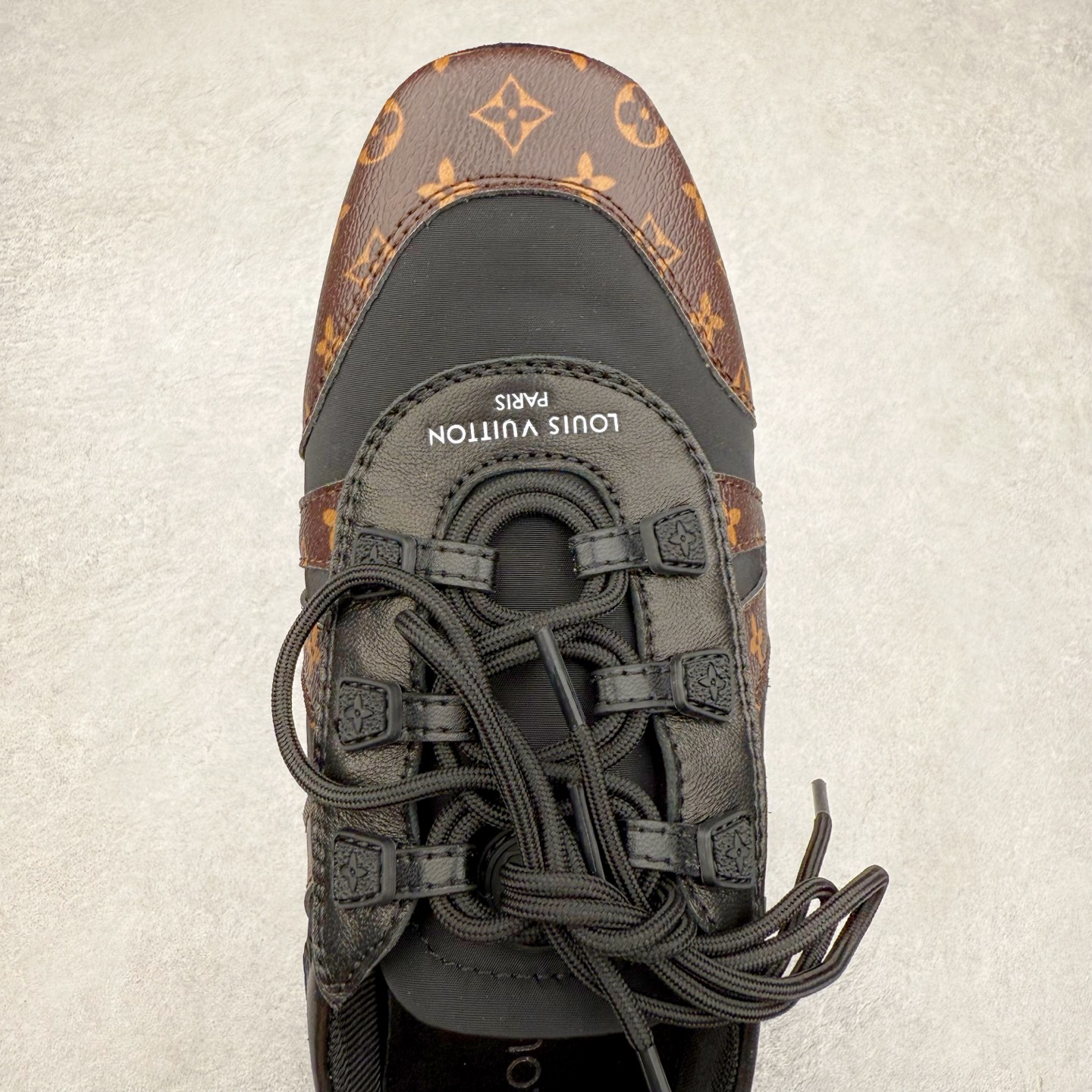 图片[4]-LOUIS VUITTON lv Sneakerina 2025早春发布新款德训鞋芭蕾舞鞋 采用 Sacchetto 制鞋工艺，赋予柔韧鞋底与轻盈内部设计，适合日常休闲及精致造型。惊艳曝光 设计灵感源自芭蕾舞平底鞋 优雅与复古并存 整体低调又老钱 原版购入 独家开模 媲美原版头层小牛皮 鞋面系带设计，侧面印有 LV 标志，后跟处配有拉环。——这双鞋简直是优雅与松弛感的完美融合！尺码：35-40-选品中心