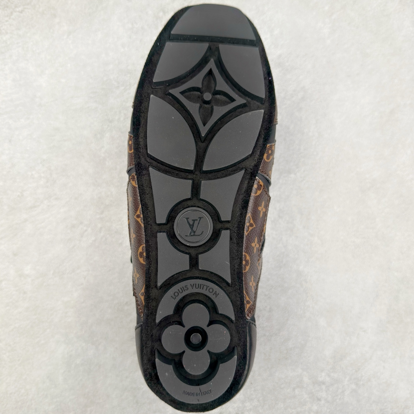 图片[9]-LOUIS VUITTON lv Sneakerina 2025早春发布新款德训鞋芭蕾舞鞋 采用 Sacchetto 制鞋工艺，赋予柔韧鞋底与轻盈内部设计，适合日常休闲及精致造型。惊艳曝光 设计灵感源自芭蕾舞平底鞋 优雅与复古并存 整体低调又老钱 原版购入 独家开模 媲美原版头层小牛皮 鞋面系带设计，侧面印有 LV 标志，后跟处配有拉环。——这双鞋简直是优雅与松弛感的完美融合！尺码：35-40-选品中心