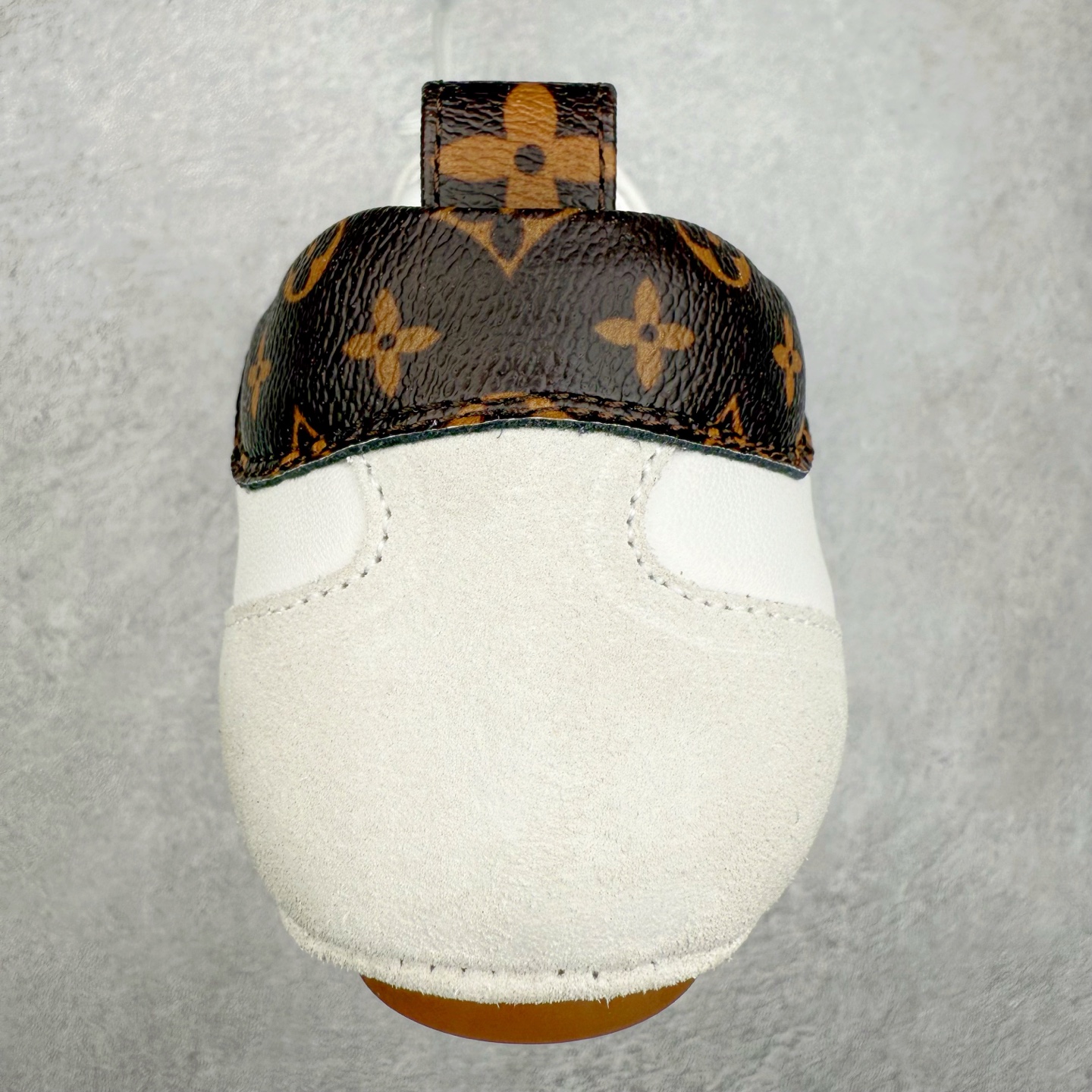 图片[8]-LOUIS VUITTON lv Sneakerina 2025早春发布新款德训鞋芭蕾舞鞋 采用 Sacchetto 制鞋工艺，赋予柔韧鞋底与轻盈内部设计，适合日常休闲及精致造型。惊艳曝光 设计灵感源自芭蕾舞平底鞋 优雅与复古并存 整体低调又老钱 原版购入 独家开模 媲美原版头层小牛皮 鞋面系带设计，侧面印有 LV 标志，后跟处配有拉环。——这双鞋简直是优雅与松弛感的完美融合！尺码：35-40-选品中心