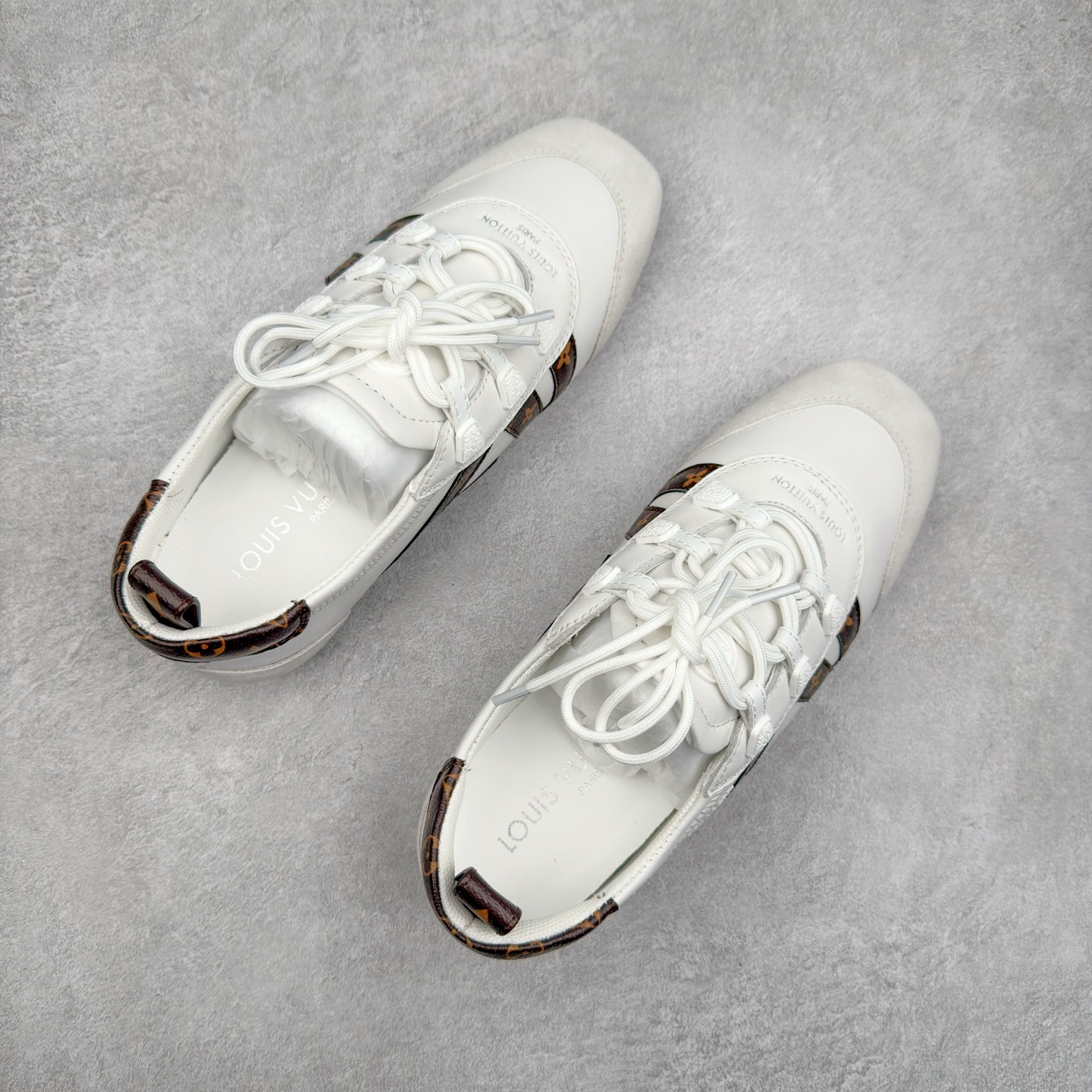 图片[3]-LOUIS VUITTON lv Sneakerina 2025早春发布新款德训鞋芭蕾舞鞋 采用 Sacchetto 制鞋工艺，赋予柔韧鞋底与轻盈内部设计，适合日常休闲及精致造型。惊艳曝光 设计灵感源自芭蕾舞平底鞋 优雅与复古并存 整体低调又老钱 原版购入 独家开模 媲美原版头层小牛皮 鞋面系带设计，侧面印有 LV 标志，后跟处配有拉环。——这双鞋简直是优雅与松弛感的完美融合！尺码：35-40-选品中心