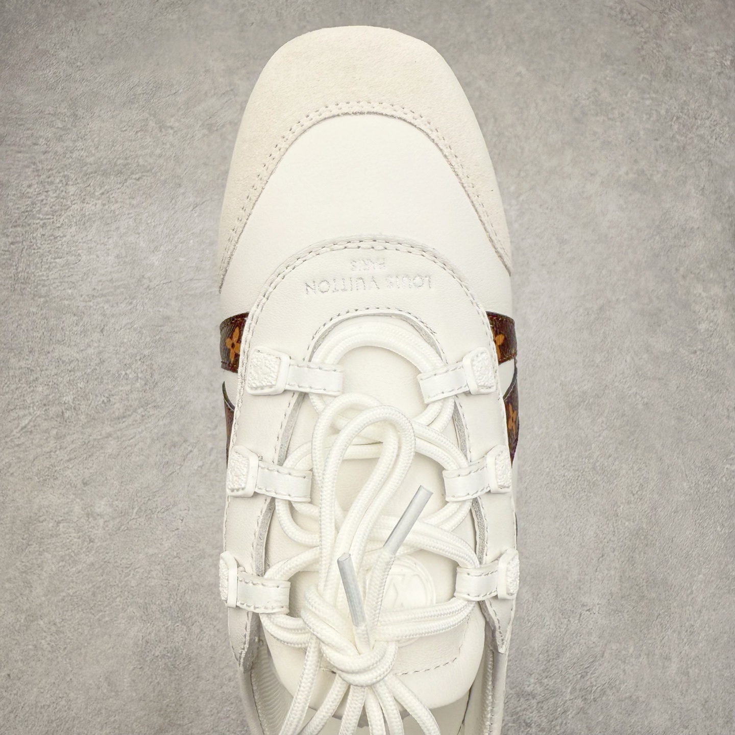 图片[4]-LOUIS VUITTON lv Sneakerina 2025早春发布新款德训鞋芭蕾舞鞋 采用 Sacchetto 制鞋工艺，赋予柔韧鞋底与轻盈内部设计，适合日常休闲及精致造型。惊艳曝光 设计灵感源自芭蕾舞平底鞋 优雅与复古并存 整体低调又老钱 原版购入 独家开模 媲美原版头层小牛皮 鞋面系带设计，侧面印有 LV 标志，后跟处配有拉环。——这双鞋简直是优雅与松弛感的完美融合！尺码：35-40-选品中心