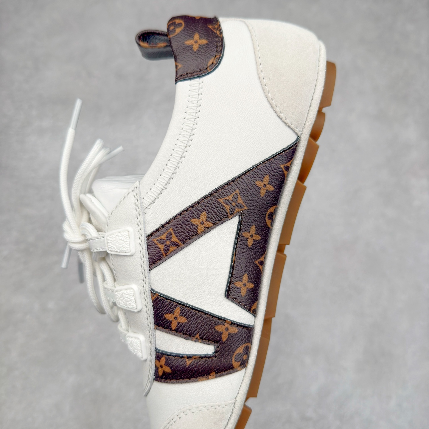 图片[7]-LOUIS VUITTON lv Sneakerina 2025早春发布新款德训鞋芭蕾舞鞋 采用 Sacchetto 制鞋工艺，赋予柔韧鞋底与轻盈内部设计，适合日常休闲及精致造型。惊艳曝光 设计灵感源自芭蕾舞平底鞋 优雅与复古并存 整体低调又老钱 原版购入 独家开模 媲美原版头层小牛皮 鞋面系带设计，侧面印有 LV 标志，后跟处配有拉环。——这双鞋简直是优雅与松弛感的完美融合！尺码：35-40-选品中心