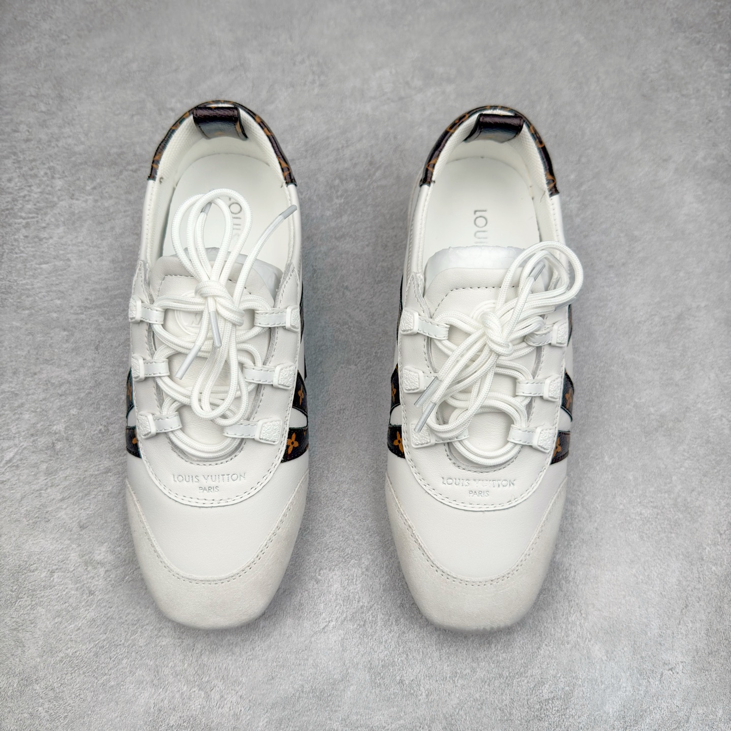 图片[2]-LOUIS VUITTON lv Sneakerina 2025早春发布新款德训鞋芭蕾舞鞋 采用 Sacchetto 制鞋工艺，赋予柔韧鞋底与轻盈内部设计，适合日常休闲及精致造型。惊艳曝光 设计灵感源自芭蕾舞平底鞋 优雅与复古并存 整体低调又老钱 原版购入 独家开模 媲美原版头层小牛皮 鞋面系带设计，侧面印有 LV 标志，后跟处配有拉环。——这双鞋简直是优雅与松弛感的完美融合！尺码：35-40-选品中心