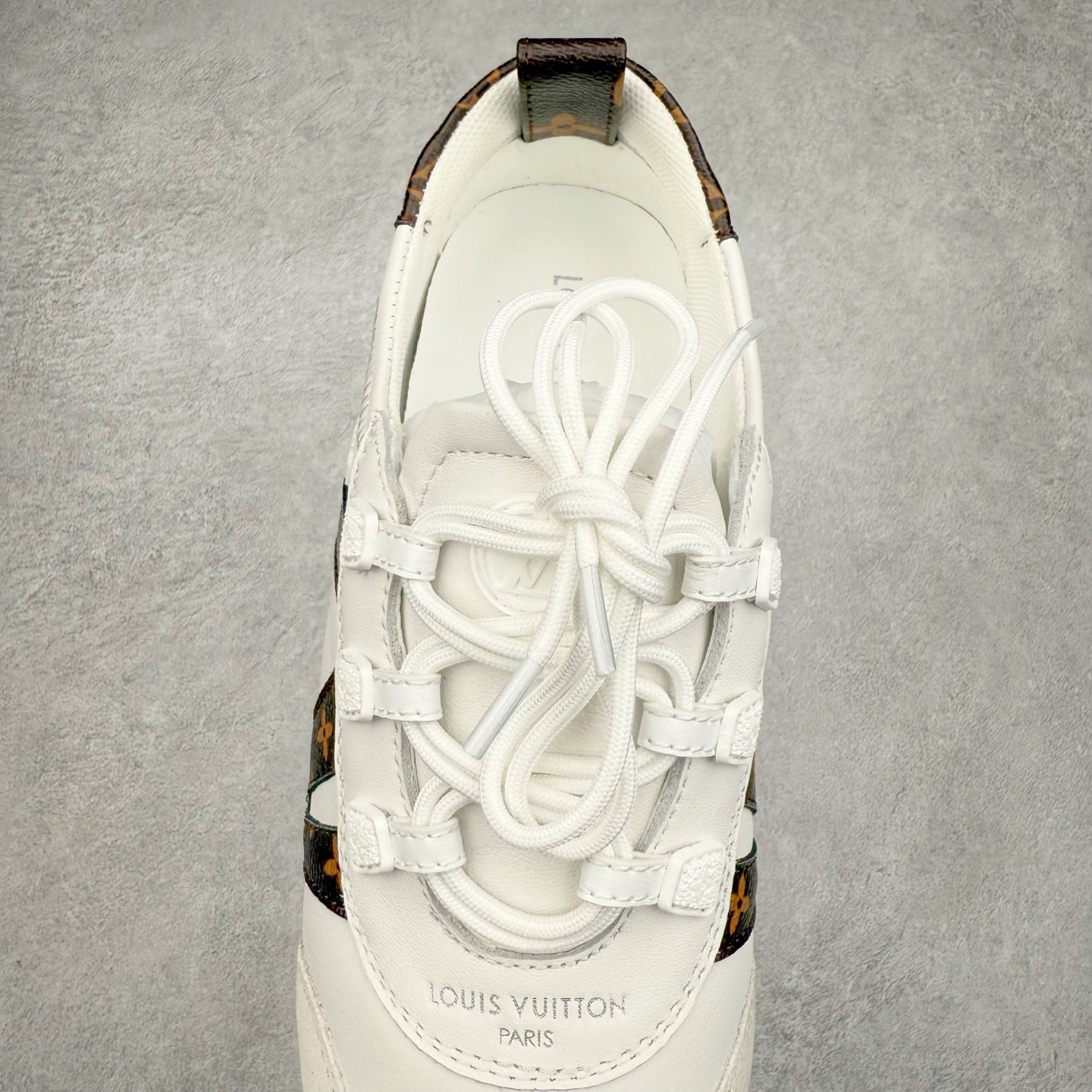 图片[5]-LOUIS VUITTON lv Sneakerina 2025早春发布新款德训鞋芭蕾舞鞋 采用 Sacchetto 制鞋工艺，赋予柔韧鞋底与轻盈内部设计，适合日常休闲及精致造型。惊艳曝光 设计灵感源自芭蕾舞平底鞋 优雅与复古并存 整体低调又老钱 原版购入 独家开模 媲美原版头层小牛皮 鞋面系带设计，侧面印有 LV 标志，后跟处配有拉环。——这双鞋简直是优雅与松弛感的完美融合！尺码：35-40-选品中心