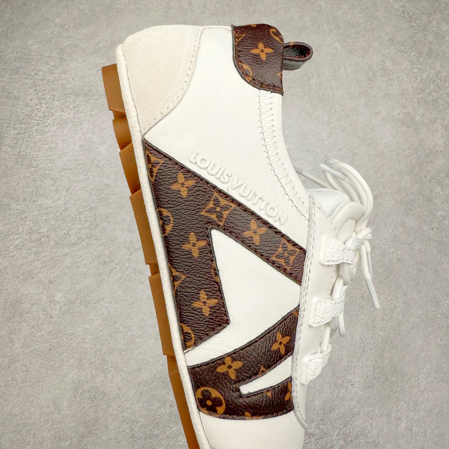 图片[6]-LOUIS VUITTON lv Sneakerina 2025早春发布新款德训鞋芭蕾舞鞋 采用 Sacchetto 制鞋工艺，赋予柔韧鞋底与轻盈内部设计，适合日常休闲及精致造型。惊艳曝光 设计灵感源自芭蕾舞平底鞋 优雅与复古并存 整体低调又老钱 原版购入 独家开模 媲美原版头层小牛皮 鞋面系带设计，侧面印有 LV 标志，后跟处配有拉环。——这双鞋简直是优雅与松弛感的完美融合！尺码：35-40-选品中心