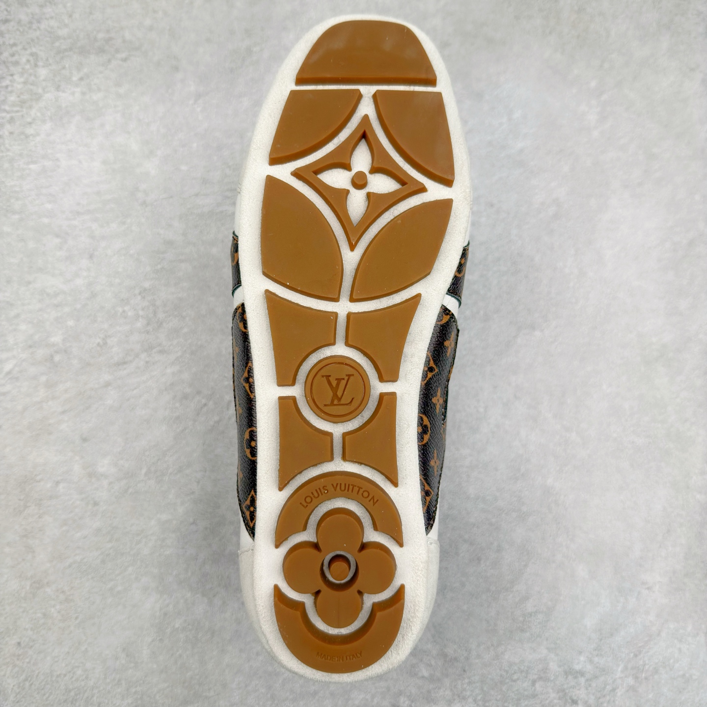 图片[9]-LOUIS VUITTON lv Sneakerina 2025早春发布新款德训鞋芭蕾舞鞋 采用 Sacchetto 制鞋工艺，赋予柔韧鞋底与轻盈内部设计，适合日常休闲及精致造型。惊艳曝光 设计灵感源自芭蕾舞平底鞋 优雅与复古并存 整体低调又老钱 原版购入 独家开模 媲美原版头层小牛皮 鞋面系带设计，侧面印有 LV 标志，后跟处配有拉环。——这双鞋简直是优雅与松弛感的完美融合！尺码：35-40-选品中心