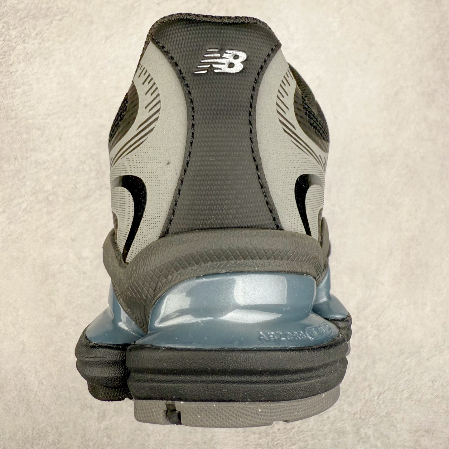 图片[8]-New Balance NB2000 舒适百搭防滑耐磨低帮 休闲跑步鞋 New Balance 在近两年的球鞋市场屡出奇招，在经典鞋型保持进一步增长的同时，推出的每一款新鞋型也都有傲人的战绩。在 327、9060 等鞋型获得成功之后，今天 New Balance 家族又迎来了新鲜血液的注入。这双 New Balance 2000 依然是融合了新旧元素的跑鞋造型，命名为 2000，或许是它的设计理念有着 Y2K 的血统。最大的亮点，在于这双鞋的中底。外侧以五个 ABZORB 单元，带来极具辨识度和冲击力的视觉效果，让这双鞋在外观和脚感方面都颇具吸引力。尺码：36 37 37.5 38 38.5 39 40 40.5 41 42 42.5 43 44 45 46-选品中心