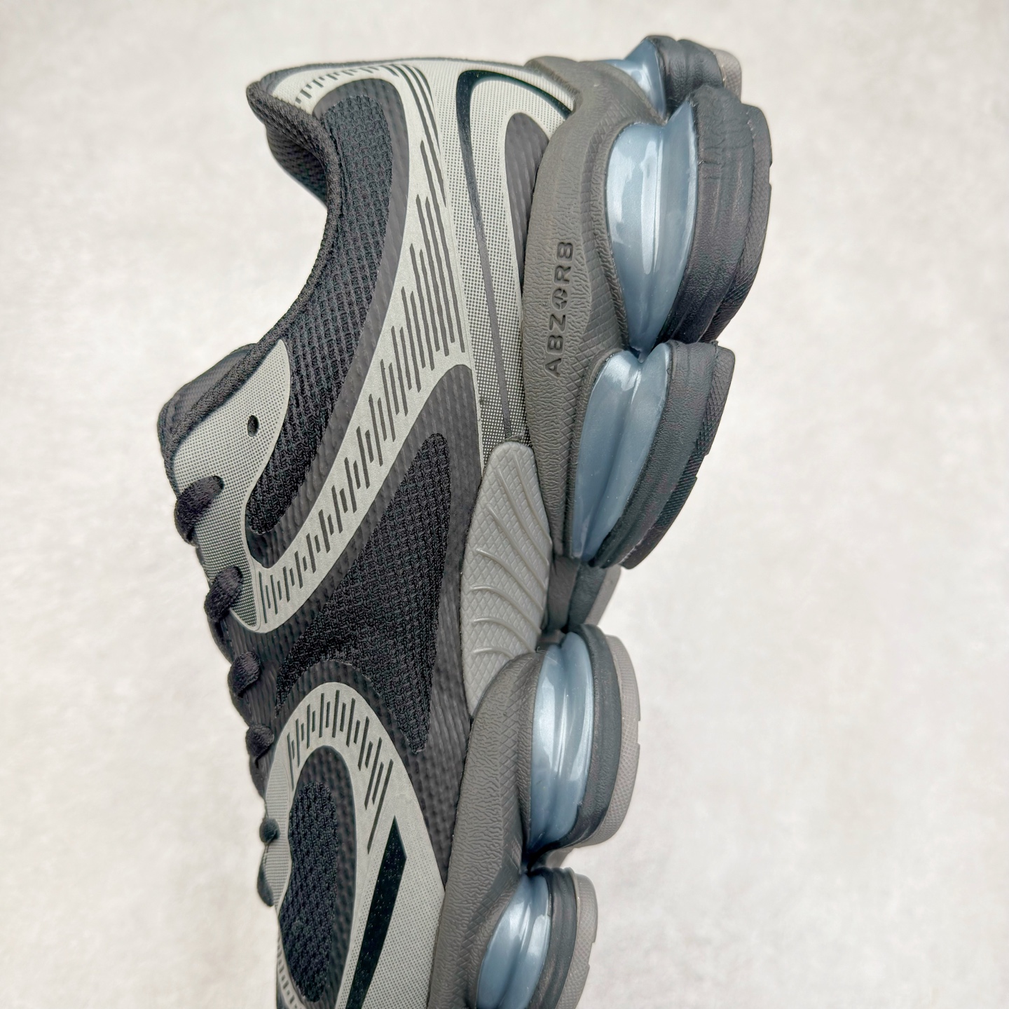 图片[7]-New Balance NB2000 舒适百搭防滑耐磨低帮 休闲跑步鞋 New Balance 在近两年的球鞋市场屡出奇招，在经典鞋型保持进一步增长的同时，推出的每一款新鞋型也都有傲人的战绩。在 327、9060 等鞋型获得成功之后，今天 New Balance 家族又迎来了新鲜血液的注入。这双 New Balance 2000 依然是融合了新旧元素的跑鞋造型，命名为 2000，或许是它的设计理念有着 Y2K 的血统。最大的亮点，在于这双鞋的中底。外侧以五个 ABZORB 单元，带来极具辨识度和冲击力的视觉效果，让这双鞋在外观和脚感方面都颇具吸引力。尺码：36 37 37.5 38 38.5 39 40 40.5 41 42 42.5 43 44 45 46-选品中心