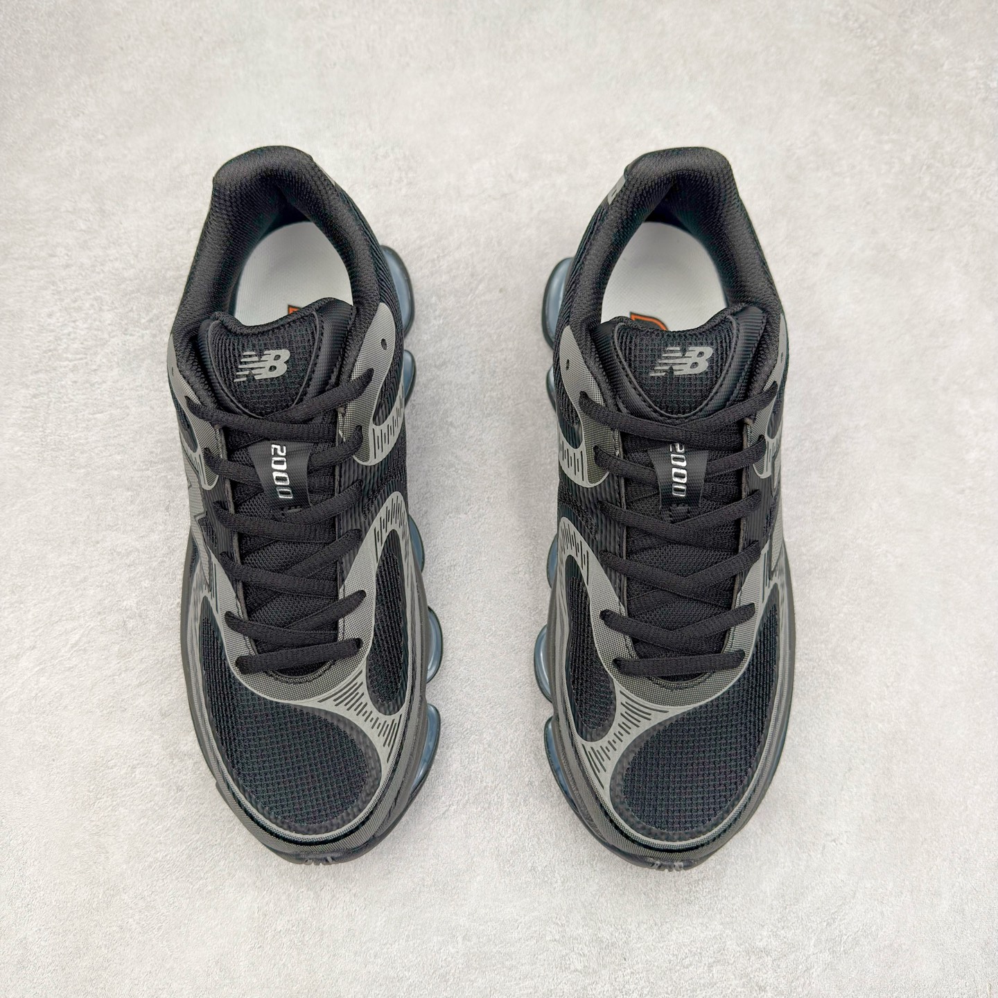 图片[2]-New Balance NB2000 舒适百搭防滑耐磨低帮 休闲跑步鞋 New Balance 在近两年的球鞋市场屡出奇招，在经典鞋型保持进一步增长的同时，推出的每一款新鞋型也都有傲人的战绩。在 327、9060 等鞋型获得成功之后，今天 New Balance 家族又迎来了新鲜血液的注入。这双 New Balance 2000 依然是融合了新旧元素的跑鞋造型，命名为 2000，或许是它的设计理念有着 Y2K 的血统。最大的亮点，在于这双鞋的中底。外侧以五个 ABZORB 单元，带来极具辨识度和冲击力的视觉效果，让这双鞋在外观和脚感方面都颇具吸引力。尺码：36 37 37.5 38 38.5 39 40 40.5 41 42 42.5 43 44 45 46-选品中心