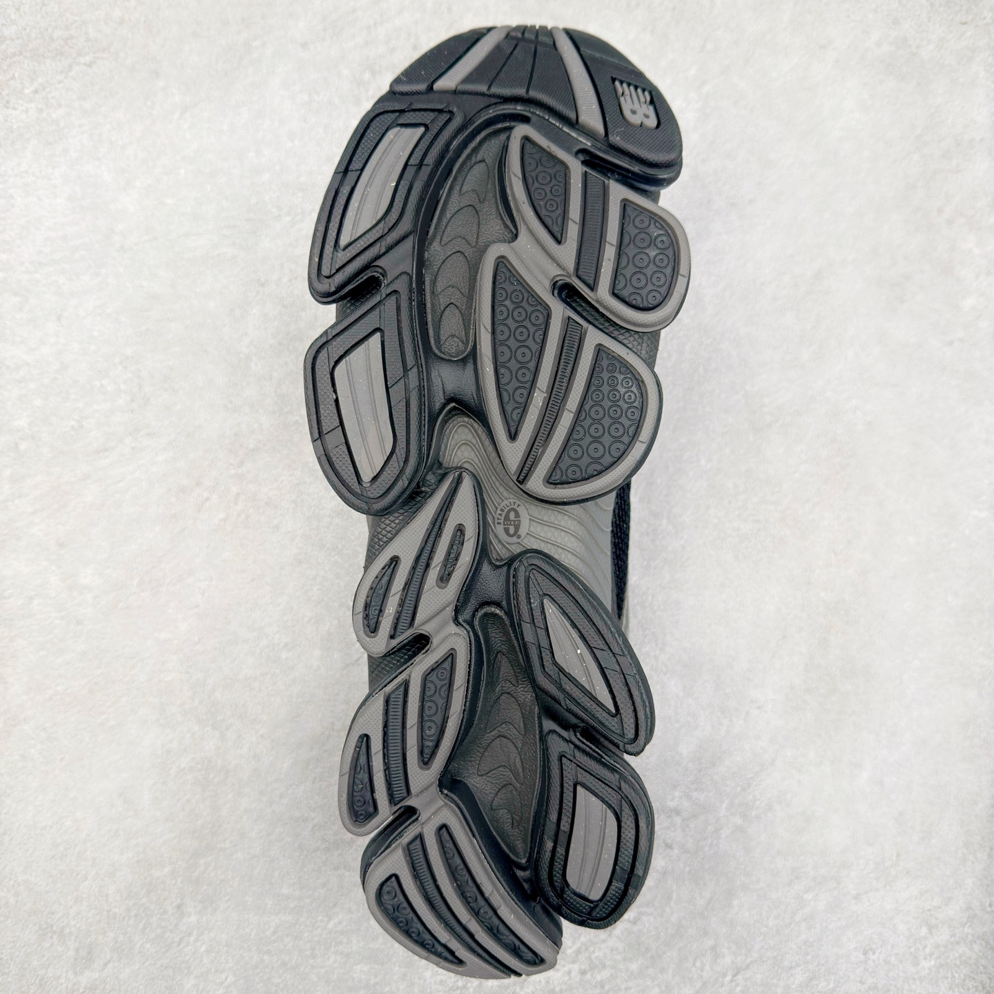 图片[9]-New Balance NB2000 舒适百搭防滑耐磨低帮 休闲跑步鞋 New Balance 在近两年的球鞋市场屡出奇招，在经典鞋型保持进一步增长的同时，推出的每一款新鞋型也都有傲人的战绩。在 327、9060 等鞋型获得成功之后，今天 New Balance 家族又迎来了新鲜血液的注入。这双 New Balance 2000 依然是融合了新旧元素的跑鞋造型，命名为 2000，或许是它的设计理念有着 Y2K 的血统。最大的亮点，在于这双鞋的中底。外侧以五个 ABZORB 单元，带来极具辨识度和冲击力的视觉效果，让这双鞋在外观和脚感方面都颇具吸引力。尺码：36 37 37.5 38 38.5 39 40 40.5 41 42 42.5 43 44 45 46-选品中心