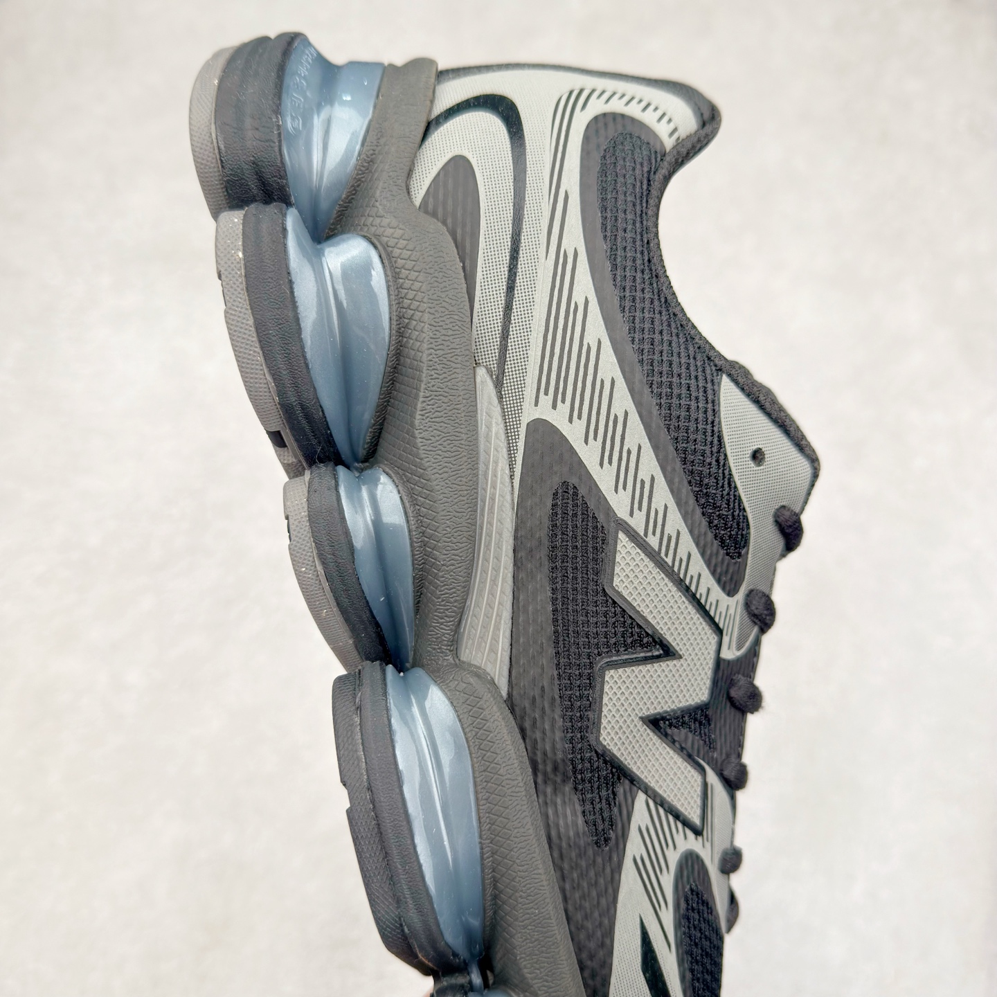 图片[6]-New Balance NB2000 舒适百搭防滑耐磨低帮 休闲跑步鞋 New Balance 在近两年的球鞋市场屡出奇招，在经典鞋型保持进一步增长的同时，推出的每一款新鞋型也都有傲人的战绩。在 327、9060 等鞋型获得成功之后，今天 New Balance 家族又迎来了新鲜血液的注入。这双 New Balance 2000 依然是融合了新旧元素的跑鞋造型，命名为 2000，或许是它的设计理念有着 Y2K 的血统。最大的亮点，在于这双鞋的中底。外侧以五个 ABZORB 单元，带来极具辨识度和冲击力的视觉效果，让这双鞋在外观和脚感方面都颇具吸引力。尺码：36 37 37.5 38 38.5 39 40 40.5 41 42 42.5 43 44 45 46-选品中心