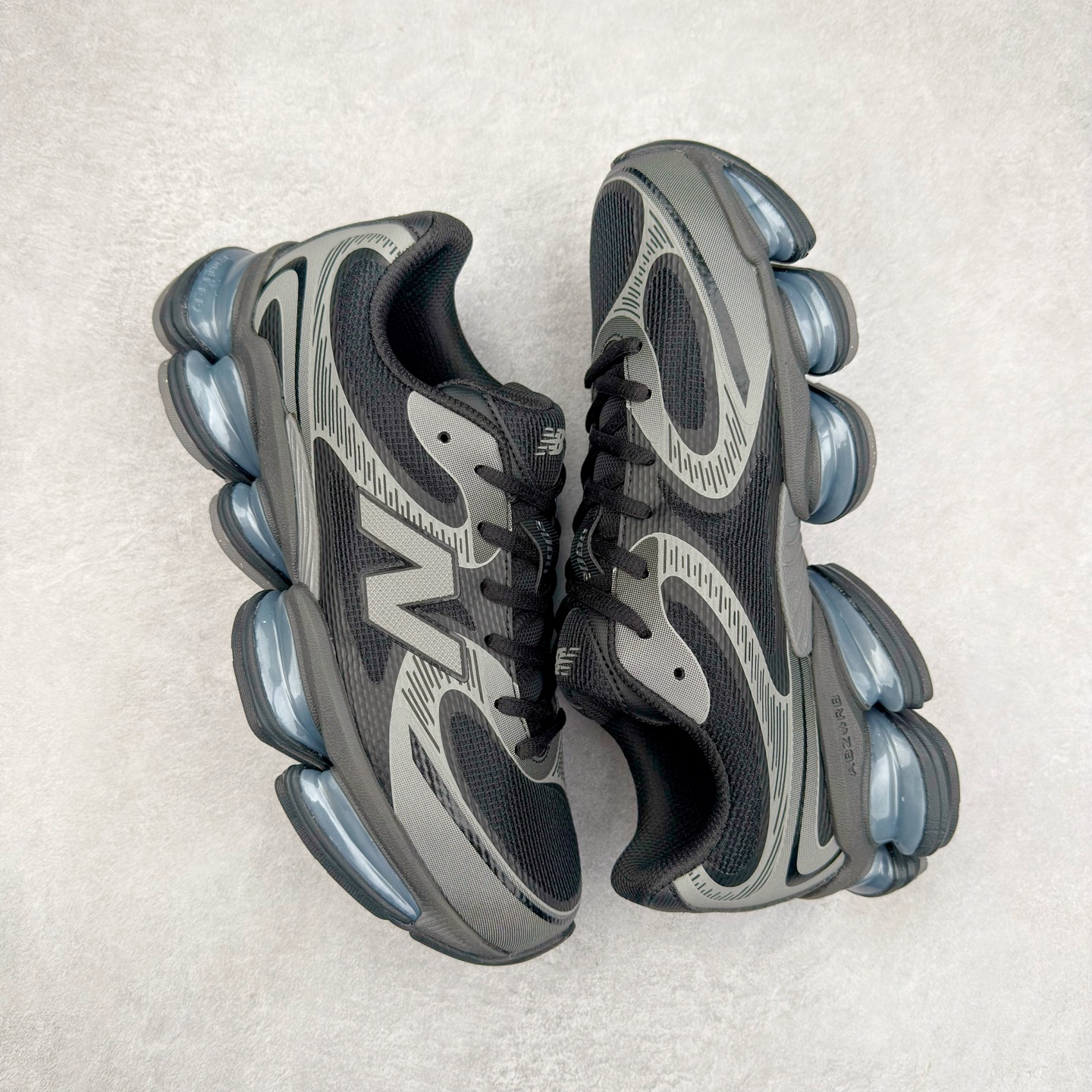 图片[3]-New Balance NB2000 舒适百搭防滑耐磨低帮 休闲跑步鞋 New Balance 在近两年的球鞋市场屡出奇招，在经典鞋型保持进一步增长的同时，推出的每一款新鞋型也都有傲人的战绩。在 327、9060 等鞋型获得成功之后，今天 New Balance 家族又迎来了新鲜血液的注入。这双 New Balance 2000 依然是融合了新旧元素的跑鞋造型，命名为 2000，或许是它的设计理念有着 Y2K 的血统。最大的亮点，在于这双鞋的中底。外侧以五个 ABZORB 单元，带来极具辨识度和冲击力的视觉效果，让这双鞋在外观和脚感方面都颇具吸引力。尺码：36 37 37.5 38 38.5 39 40 40.5 41 42 42.5 43 44 45 46-选品中心