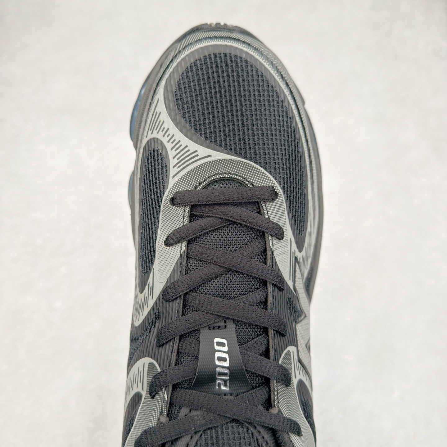 图片[4]-New Balance NB2000 舒适百搭防滑耐磨低帮 休闲跑步鞋 New Balance 在近两年的球鞋市场屡出奇招，在经典鞋型保持进一步增长的同时，推出的每一款新鞋型也都有傲人的战绩。在 327、9060 等鞋型获得成功之后，今天 New Balance 家族又迎来了新鲜血液的注入。这双 New Balance 2000 依然是融合了新旧元素的跑鞋造型，命名为 2000，或许是它的设计理念有着 Y2K 的血统。最大的亮点，在于这双鞋的中底。外侧以五个 ABZORB 单元，带来极具辨识度和冲击力的视觉效果，让这双鞋在外观和脚感方面都颇具吸引力。尺码：36 37 37.5 38 38.5 39 40 40.5 41 42 42.5 43 44 45 46-选品中心