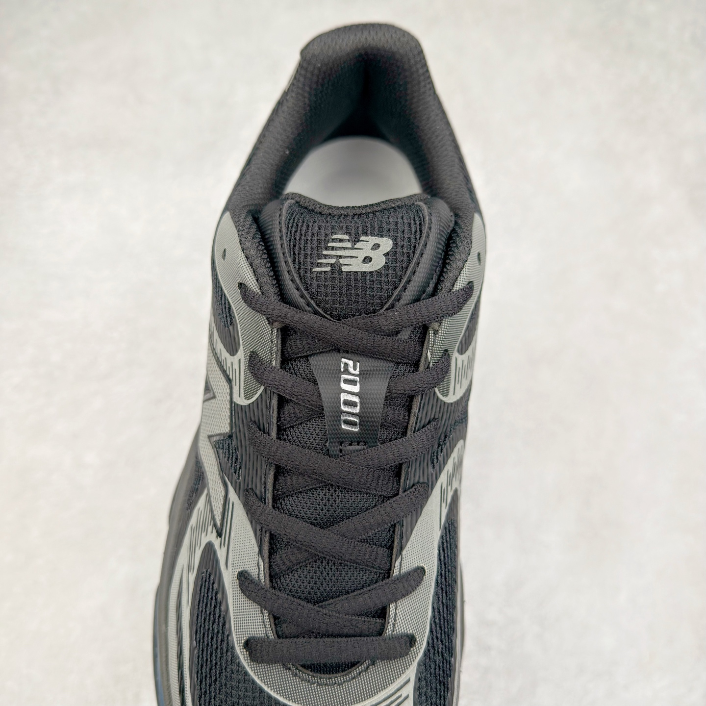 图片[5]-New Balance NB2000 舒适百搭防滑耐磨低帮 休闲跑步鞋 New Balance 在近两年的球鞋市场屡出奇招，在经典鞋型保持进一步增长的同时，推出的每一款新鞋型也都有傲人的战绩。在 327、9060 等鞋型获得成功之后，今天 New Balance 家族又迎来了新鲜血液的注入。这双 New Balance 2000 依然是融合了新旧元素的跑鞋造型，命名为 2000，或许是它的设计理念有着 Y2K 的血统。最大的亮点，在于这双鞋的中底。外侧以五个 ABZORB 单元，带来极具辨识度和冲击力的视觉效果，让这双鞋在外观和脚感方面都颇具吸引力。尺码：36 37 37.5 38 38.5 39 40 40.5 41 42 42.5 43 44 45 46-选品中心