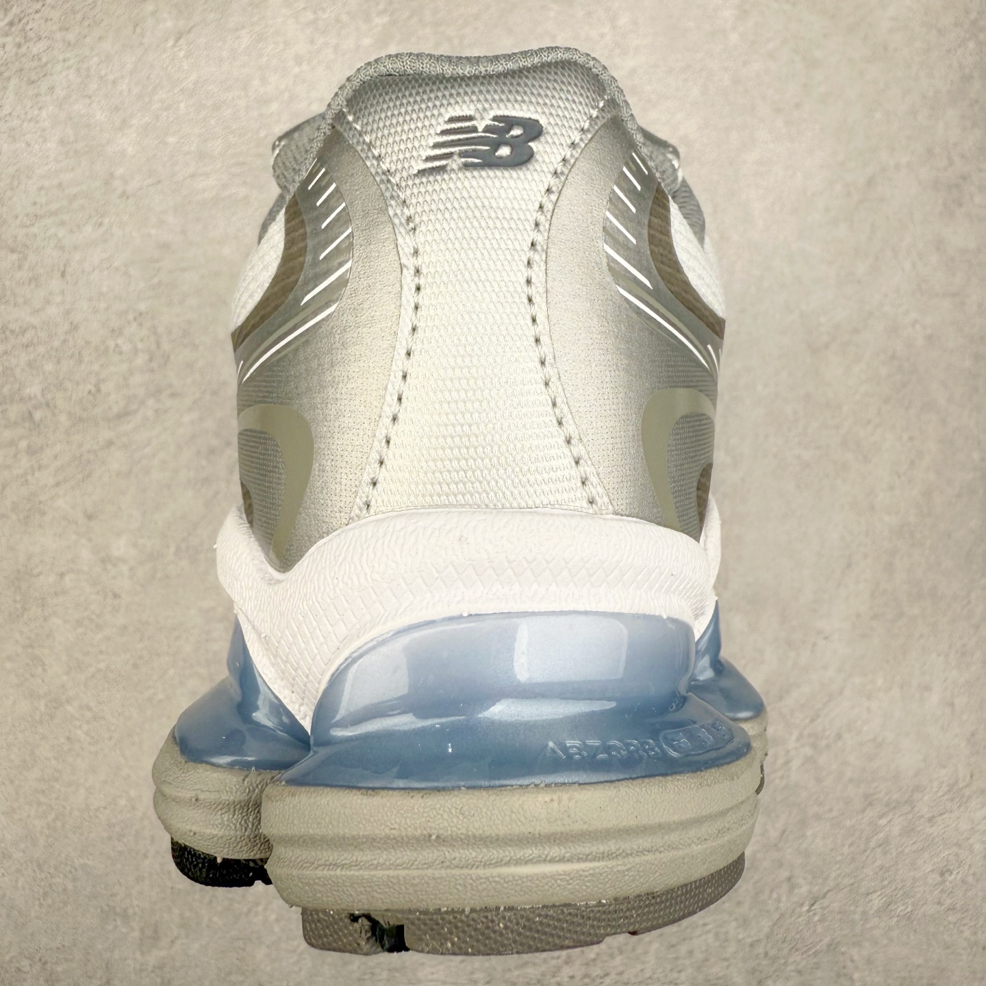 图片[8]-New Balance NB2000 舒适百搭防滑耐磨低帮 休闲跑步鞋 New Balance 在近两年的球鞋市场屡出奇招，在经典鞋型保持进一步增长的同时，推出的每一款新鞋型也都有傲人的战绩。在 327、9060 等鞋型获得成功之后，今天 New Balance 家族又迎来了新鲜血液的注入。这双 New Balance 2000 依然是融合了新旧元素的跑鞋造型，命名为 2000，或许是它的设计理念有着 Y2K 的血统。最大的亮点，在于这双鞋的中底。外侧以五个 ABZORB 单元，带来极具辨识度和冲击力的视觉效果，让这双鞋在外观和脚感方面都颇具吸引力。尺码：36 37 37.5 38 38.5 39 40 40.5 41 42 42.5 43 44 45 46-选品中心