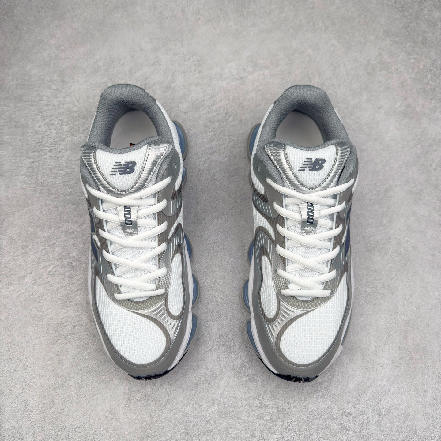 图片[2]-New Balance NB2000 舒适百搭防滑耐磨低帮 休闲跑步鞋 New Balance 在近两年的球鞋市场屡出奇招，在经典鞋型保持进一步增长的同时，推出的每一款新鞋型也都有傲人的战绩。在 327、9060 等鞋型获得成功之后，今天 New Balance 家族又迎来了新鲜血液的注入。这双 New Balance 2000 依然是融合了新旧元素的跑鞋造型，命名为 2000，或许是它的设计理念有着 Y2K 的血统。最大的亮点，在于这双鞋的中底。外侧以五个 ABZORB 单元，带来极具辨识度和冲击力的视觉效果，让这双鞋在外观和脚感方面都颇具吸引力。尺码：36 37 37.5 38 38.5 39 40 40.5 41 42 42.5 43 44 45 46-选品中心