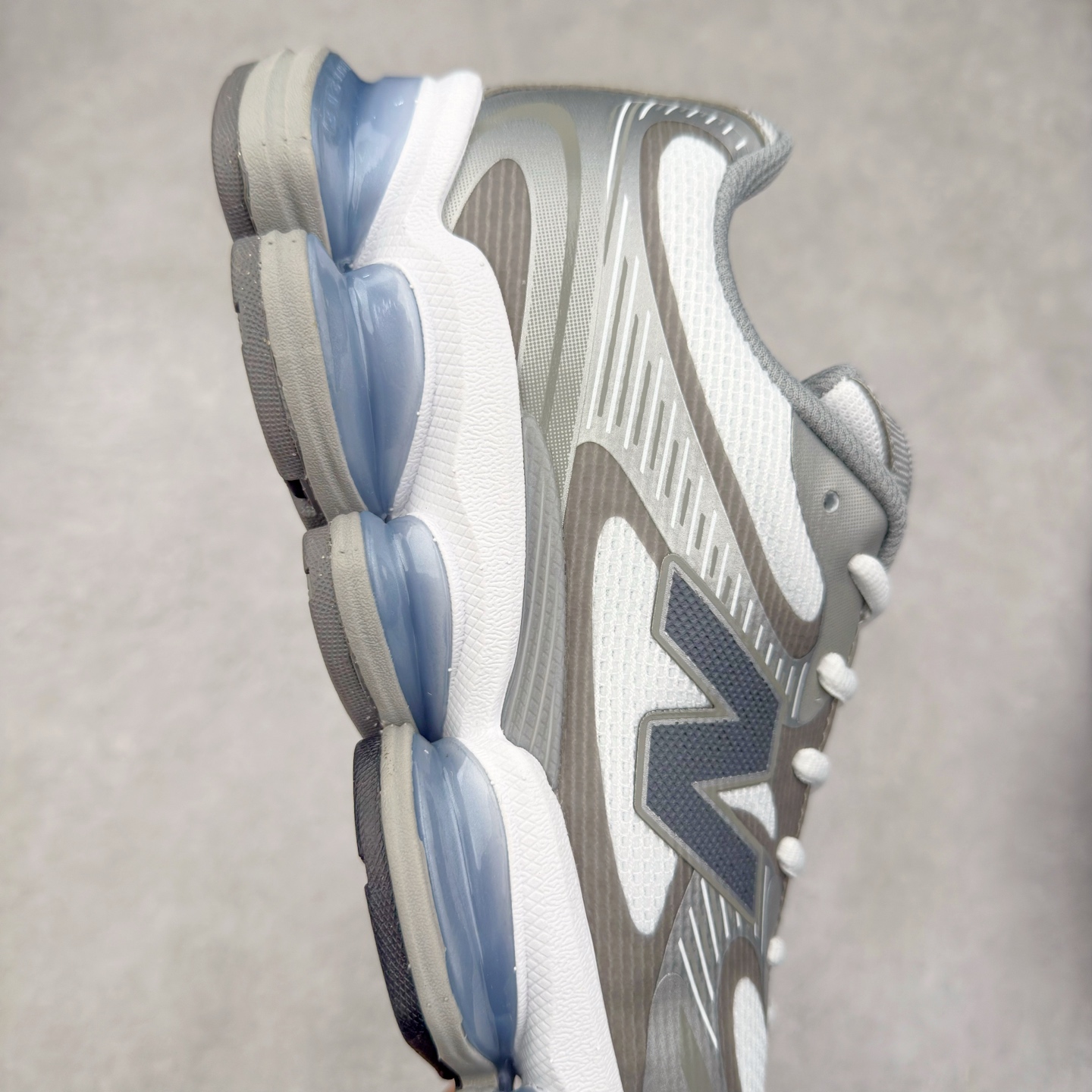 图片[6]-New Balance NB2000 舒适百搭防滑耐磨低帮 休闲跑步鞋 New Balance 在近两年的球鞋市场屡出奇招，在经典鞋型保持进一步增长的同时，推出的每一款新鞋型也都有傲人的战绩。在 327、9060 等鞋型获得成功之后，今天 New Balance 家族又迎来了新鲜血液的注入。这双 New Balance 2000 依然是融合了新旧元素的跑鞋造型，命名为 2000，或许是它的设计理念有着 Y2K 的血统。最大的亮点，在于这双鞋的中底。外侧以五个 ABZORB 单元，带来极具辨识度和冲击力的视觉效果，让这双鞋在外观和脚感方面都颇具吸引力。尺码：36 37 37.5 38 38.5 39 40 40.5 41 42 42.5 43 44 45 46-选品中心