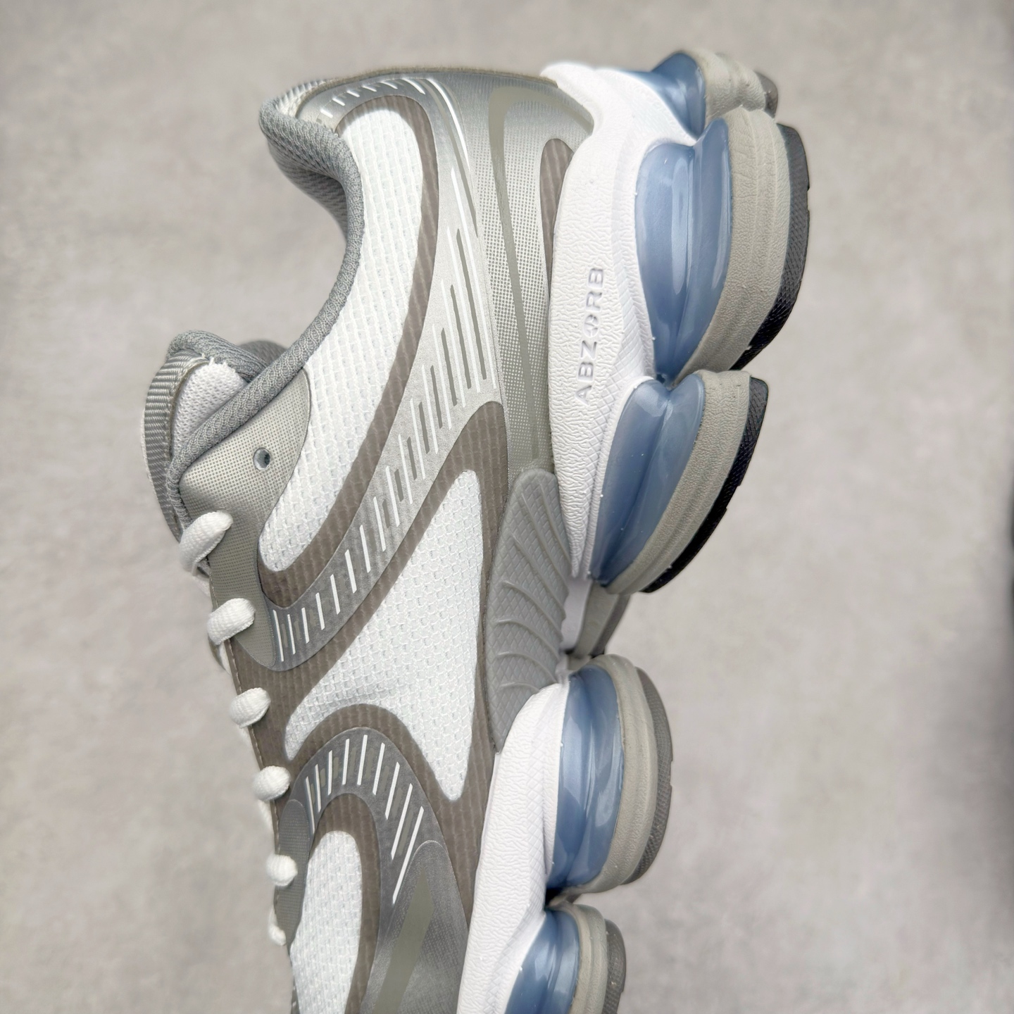 图片[7]-New Balance NB2000 舒适百搭防滑耐磨低帮 休闲跑步鞋 New Balance 在近两年的球鞋市场屡出奇招，在经典鞋型保持进一步增长的同时，推出的每一款新鞋型也都有傲人的战绩。在 327、9060 等鞋型获得成功之后，今天 New Balance 家族又迎来了新鲜血液的注入。这双 New Balance 2000 依然是融合了新旧元素的跑鞋造型，命名为 2000，或许是它的设计理念有着 Y2K 的血统。最大的亮点，在于这双鞋的中底。外侧以五个 ABZORB 单元，带来极具辨识度和冲击力的视觉效果，让这双鞋在外观和脚感方面都颇具吸引力。尺码：36 37 37.5 38 38.5 39 40 40.5 41 42 42.5 43 44 45 46-选品中心