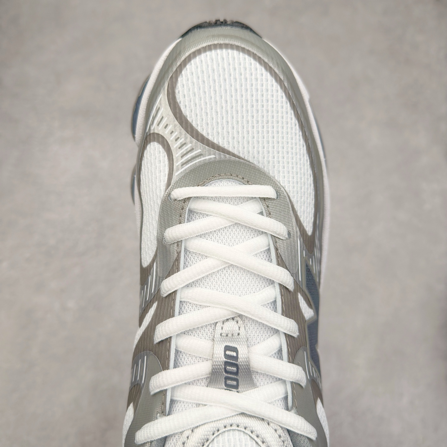 图片[4]-New Balance NB2000 舒适百搭防滑耐磨低帮 休闲跑步鞋 New Balance 在近两年的球鞋市场屡出奇招，在经典鞋型保持进一步增长的同时，推出的每一款新鞋型也都有傲人的战绩。在 327、9060 等鞋型获得成功之后，今天 New Balance 家族又迎来了新鲜血液的注入。这双 New Balance 2000 依然是融合了新旧元素的跑鞋造型，命名为 2000，或许是它的设计理念有着 Y2K 的血统。最大的亮点，在于这双鞋的中底。外侧以五个 ABZORB 单元，带来极具辨识度和冲击力的视觉效果，让这双鞋在外观和脚感方面都颇具吸引力。尺码：36 37 37.5 38 38.5 39 40 40.5 41 42 42.5 43 44 45 46-选品中心