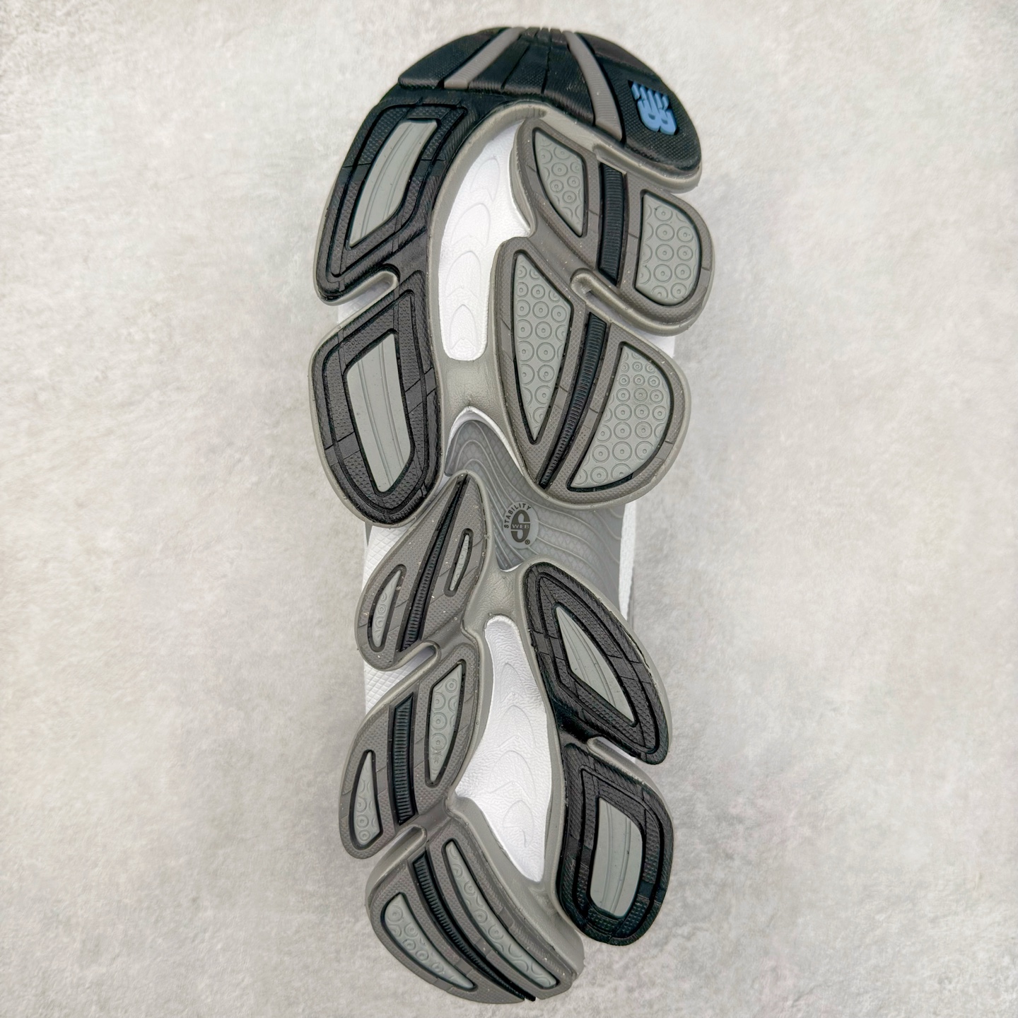 图片[9]-New Balance NB2000 舒适百搭防滑耐磨低帮 休闲跑步鞋 New Balance 在近两年的球鞋市场屡出奇招，在经典鞋型保持进一步增长的同时，推出的每一款新鞋型也都有傲人的战绩。在 327、9060 等鞋型获得成功之后，今天 New Balance 家族又迎来了新鲜血液的注入。这双 New Balance 2000 依然是融合了新旧元素的跑鞋造型，命名为 2000，或许是它的设计理念有着 Y2K 的血统。最大的亮点，在于这双鞋的中底。外侧以五个 ABZORB 单元，带来极具辨识度和冲击力的视觉效果，让这双鞋在外观和脚感方面都颇具吸引力。尺码：36 37 37.5 38 38.5 39 40 40.5 41 42 42.5 43 44 45 46-选品中心