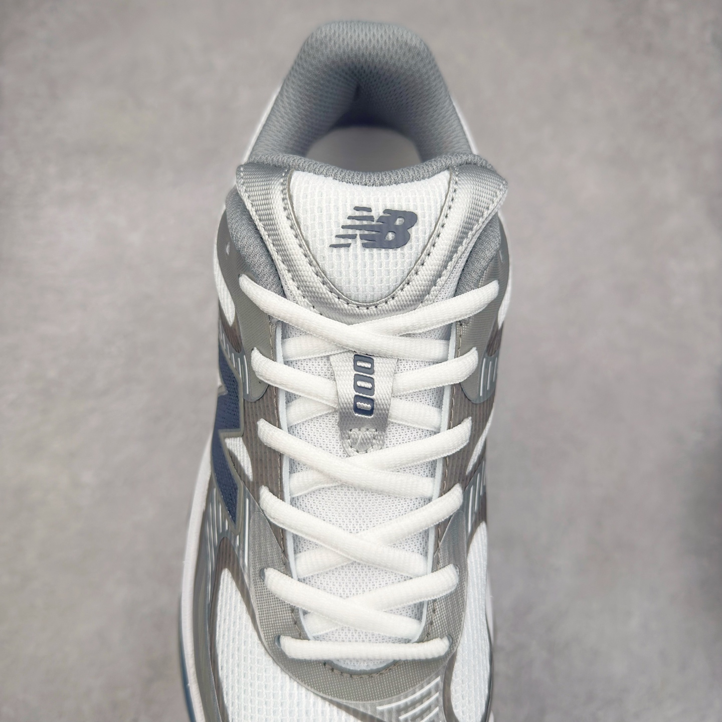 图片[5]-New Balance NB2000 舒适百搭防滑耐磨低帮 休闲跑步鞋 New Balance 在近两年的球鞋市场屡出奇招，在经典鞋型保持进一步增长的同时，推出的每一款新鞋型也都有傲人的战绩。在 327、9060 等鞋型获得成功之后，今天 New Balance 家族又迎来了新鲜血液的注入。这双 New Balance 2000 依然是融合了新旧元素的跑鞋造型，命名为 2000，或许是它的设计理念有着 Y2K 的血统。最大的亮点，在于这双鞋的中底。外侧以五个 ABZORB 单元，带来极具辨识度和冲击力的视觉效果，让这双鞋在外观和脚感方面都颇具吸引力。尺码：36 37 37.5 38 38.5 39 40 40.5 41 42 42.5 43 44 45 46-选品中心