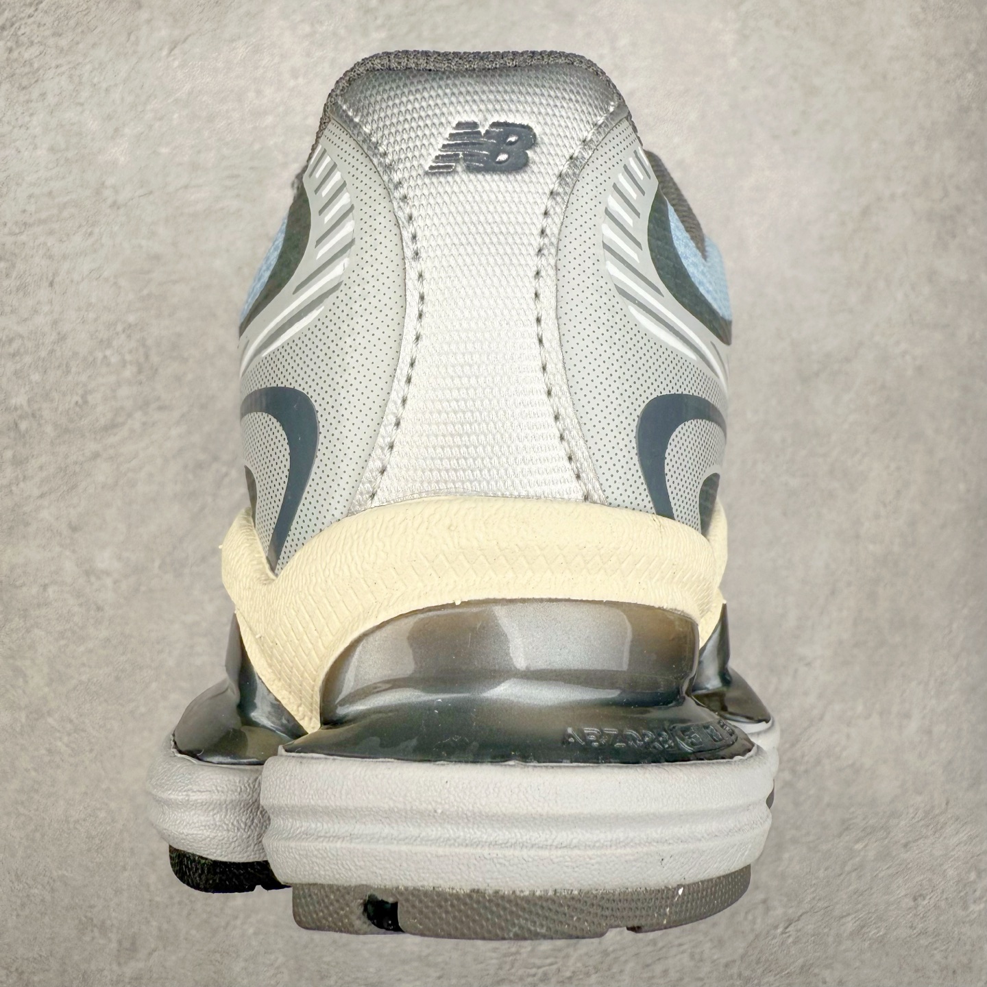 图片[8]-New Balance NB2000 舒适百搭防滑耐磨低帮 休闲跑步鞋 New Balance 在近两年的球鞋市场屡出奇招，在经典鞋型保持进一步增长的同时，推出的每一款新鞋型也都有傲人的战绩。在 327、9060 等鞋型获得成功之后，今天 New Balance 家族又迎来了新鲜血液的注入。这双 New Balance 2000 依然是融合了新旧元素的跑鞋造型，命名为 2000，或许是它的设计理念有着 Y2K 的血统。最大的亮点，在于这双鞋的中底。外侧以五个 ABZORB 单元，带来极具辨识度和冲击力的视觉效果，让这双鞋在外观和脚感方面都颇具吸引力。尺码：36 37 37.5 38 38.5 39 40 40.5 41 42 42.5 43 44 45 46-选品中心