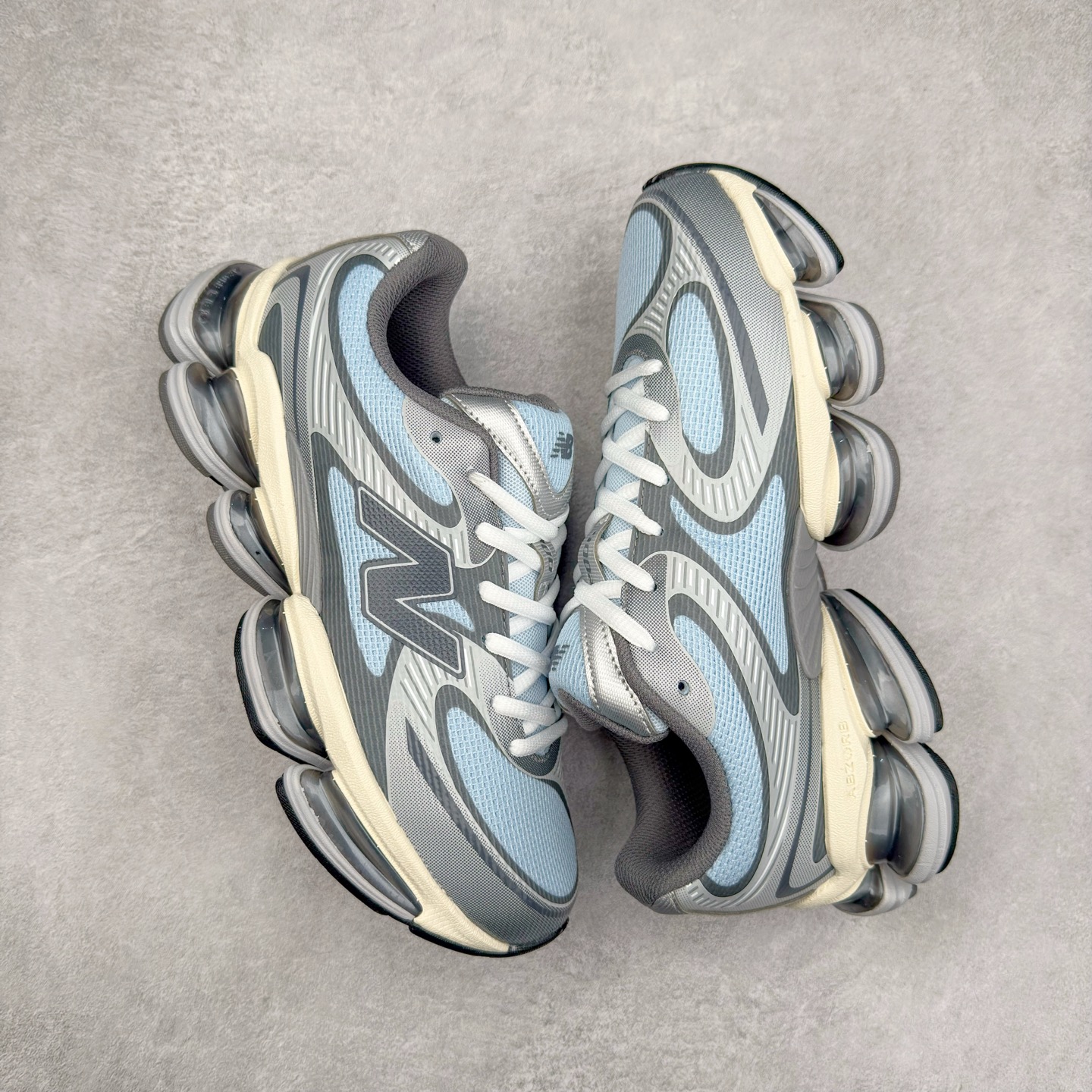 图片[3]-New Balance NB2000 舒适百搭防滑耐磨低帮 休闲跑步鞋 New Balance 在近两年的球鞋市场屡出奇招，在经典鞋型保持进一步增长的同时，推出的每一款新鞋型也都有傲人的战绩。在 327、9060 等鞋型获得成功之后，今天 New Balance 家族又迎来了新鲜血液的注入。这双 New Balance 2000 依然是融合了新旧元素的跑鞋造型，命名为 2000，或许是它的设计理念有着 Y2K 的血统。最大的亮点，在于这双鞋的中底。外侧以五个 ABZORB 单元，带来极具辨识度和冲击力的视觉效果，让这双鞋在外观和脚感方面都颇具吸引力。尺码：36 37 37.5 38 38.5 39 40 40.5 41 42 42.5 43 44 45 46-选品中心