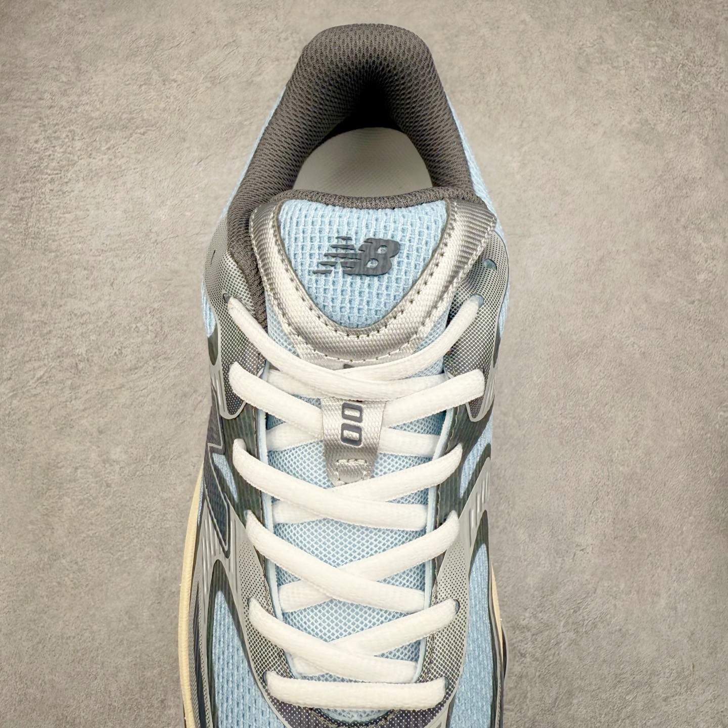 图片[5]-New Balance NB2000 舒适百搭防滑耐磨低帮 休闲跑步鞋 New Balance 在近两年的球鞋市场屡出奇招，在经典鞋型保持进一步增长的同时，推出的每一款新鞋型也都有傲人的战绩。在 327、9060 等鞋型获得成功之后，今天 New Balance 家族又迎来了新鲜血液的注入。这双 New Balance 2000 依然是融合了新旧元素的跑鞋造型，命名为 2000，或许是它的设计理念有着 Y2K 的血统。最大的亮点，在于这双鞋的中底。外侧以五个 ABZORB 单元，带来极具辨识度和冲击力的视觉效果，让这双鞋在外观和脚感方面都颇具吸引力。尺码：36 37 37.5 38 38.5 39 40 40.5 41 42 42.5 43 44 45 46-选品中心