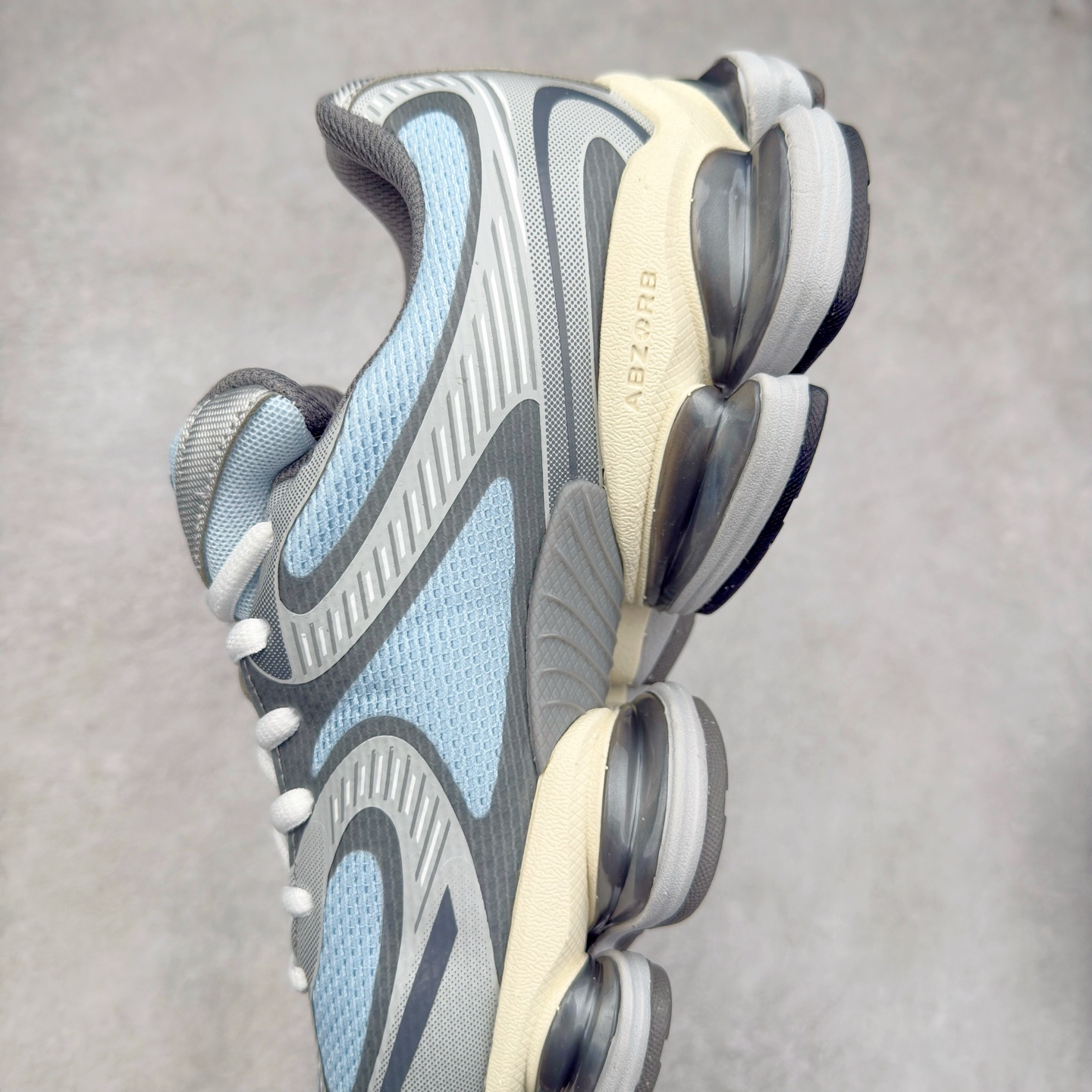 图片[7]-New Balance NB2000 舒适百搭防滑耐磨低帮 休闲跑步鞋 New Balance 在近两年的球鞋市场屡出奇招，在经典鞋型保持进一步增长的同时，推出的每一款新鞋型也都有傲人的战绩。在 327、9060 等鞋型获得成功之后，今天 New Balance 家族又迎来了新鲜血液的注入。这双 New Balance 2000 依然是融合了新旧元素的跑鞋造型，命名为 2000，或许是它的设计理念有着 Y2K 的血统。最大的亮点，在于这双鞋的中底。外侧以五个 ABZORB 单元，带来极具辨识度和冲击力的视觉效果，让这双鞋在外观和脚感方面都颇具吸引力。尺码：36 37 37.5 38 38.5 39 40 40.5 41 42 42.5 43 44 45 46-选品中心