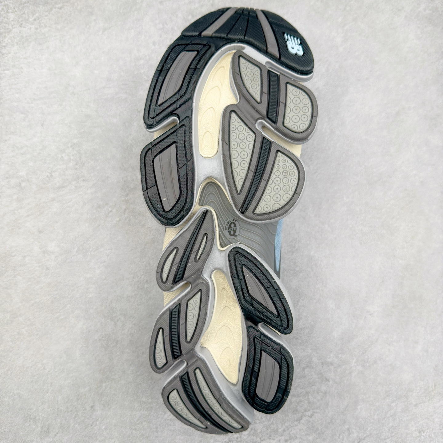 图片[9]-New Balance NB2000 舒适百搭防滑耐磨低帮 休闲跑步鞋 New Balance 在近两年的球鞋市场屡出奇招，在经典鞋型保持进一步增长的同时，推出的每一款新鞋型也都有傲人的战绩。在 327、9060 等鞋型获得成功之后，今天 New Balance 家族又迎来了新鲜血液的注入。这双 New Balance 2000 依然是融合了新旧元素的跑鞋造型，命名为 2000，或许是它的设计理念有着 Y2K 的血统。最大的亮点，在于这双鞋的中底。外侧以五个 ABZORB 单元，带来极具辨识度和冲击力的视觉效果，让这双鞋在外观和脚感方面都颇具吸引力。尺码：36 37 37.5 38 38.5 39 40 40.5 41 42 42.5 43 44 45 46-选品中心