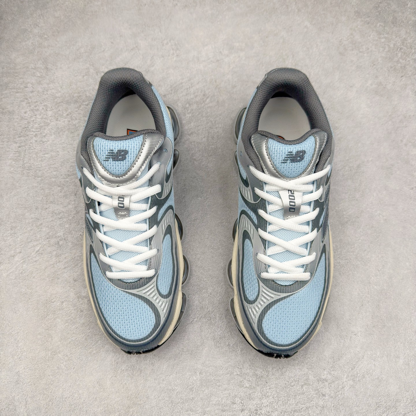 图片[2]-New Balance NB2000 舒适百搭防滑耐磨低帮 休闲跑步鞋 New Balance 在近两年的球鞋市场屡出奇招，在经典鞋型保持进一步增长的同时，推出的每一款新鞋型也都有傲人的战绩。在 327、9060 等鞋型获得成功之后，今天 New Balance 家族又迎来了新鲜血液的注入。这双 New Balance 2000 依然是融合了新旧元素的跑鞋造型，命名为 2000，或许是它的设计理念有着 Y2K 的血统。最大的亮点，在于这双鞋的中底。外侧以五个 ABZORB 单元，带来极具辨识度和冲击力的视觉效果，让这双鞋在外观和脚感方面都颇具吸引力。尺码：36 37 37.5 38 38.5 39 40 40.5 41 42 42.5 43 44 45 46-选品中心