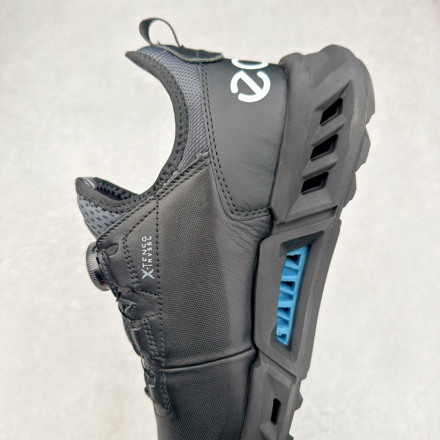 图片[7]-ECCO爱步男款运动鞋 真皮透气休闲防滑跑步鞋 健步BIOMC大经典 直接注塑工艺 稳固舒适 强效缓震与能量回弹 增加运动时的稳定与舒适 牛皮鞋面，纹理自然，柔韧耐穿 PU中底，带来轻盈舒适的上脚感受 橡胶大底，抓地力强，具有良好的耐磨性 都市探索 步履悠然 尺码：39 40 41 42 43 44（ 正常码）-选品中心