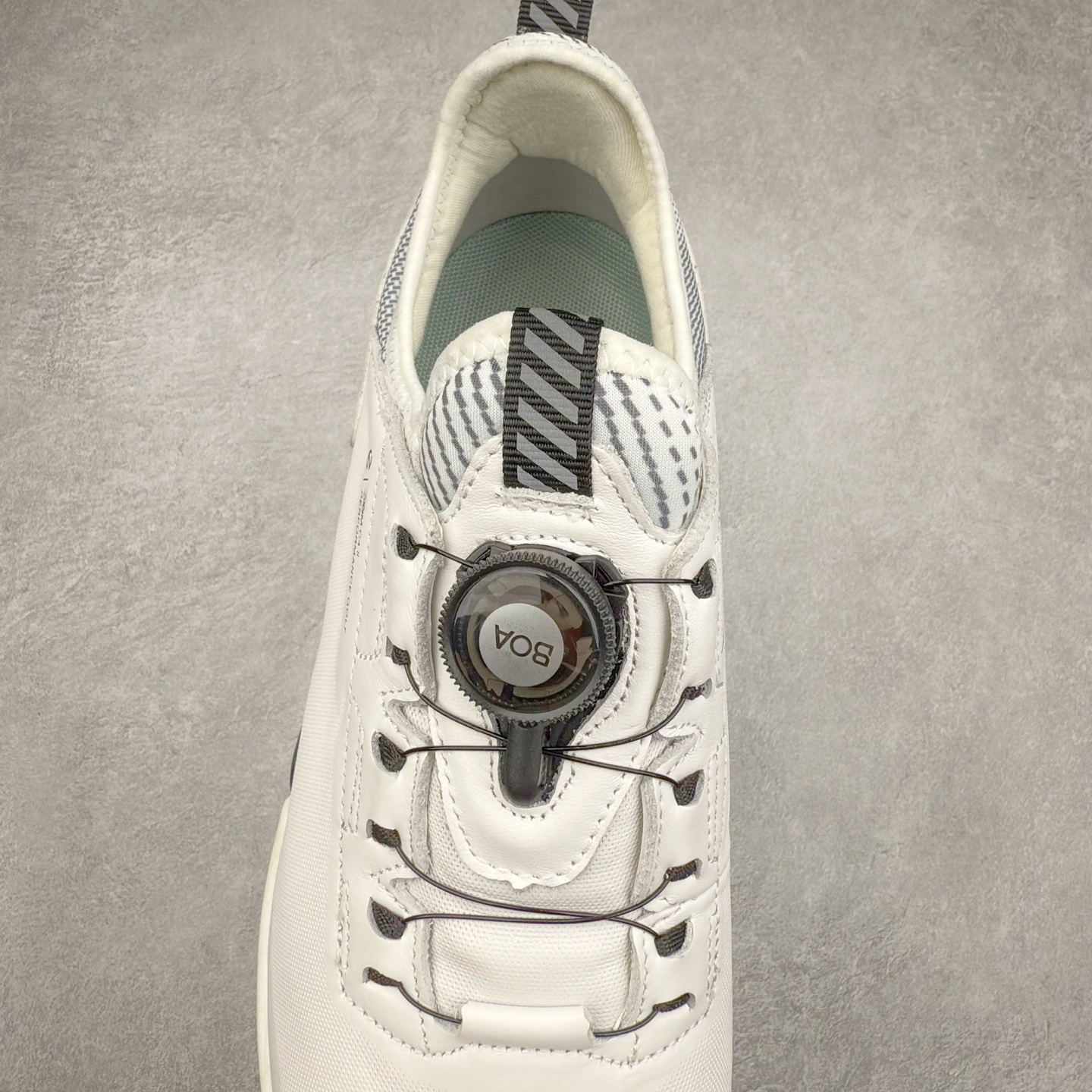 图片[5]-ECCO爱步男款运动鞋 真皮透气休闲防滑跑步鞋 健步BIOMC大经典 直接注塑工艺 稳固舒适 强效缓震与能量回弹 增加运动时的稳定与舒适 牛皮鞋面，纹理自然，柔韧耐穿 PU中底，带来轻盈舒适的上脚感受 橡胶大底，抓地力强，具有良好的耐磨性 都市探索 步履悠然 尺码：39 40 41 42 43 44（ 正常码）-选品中心