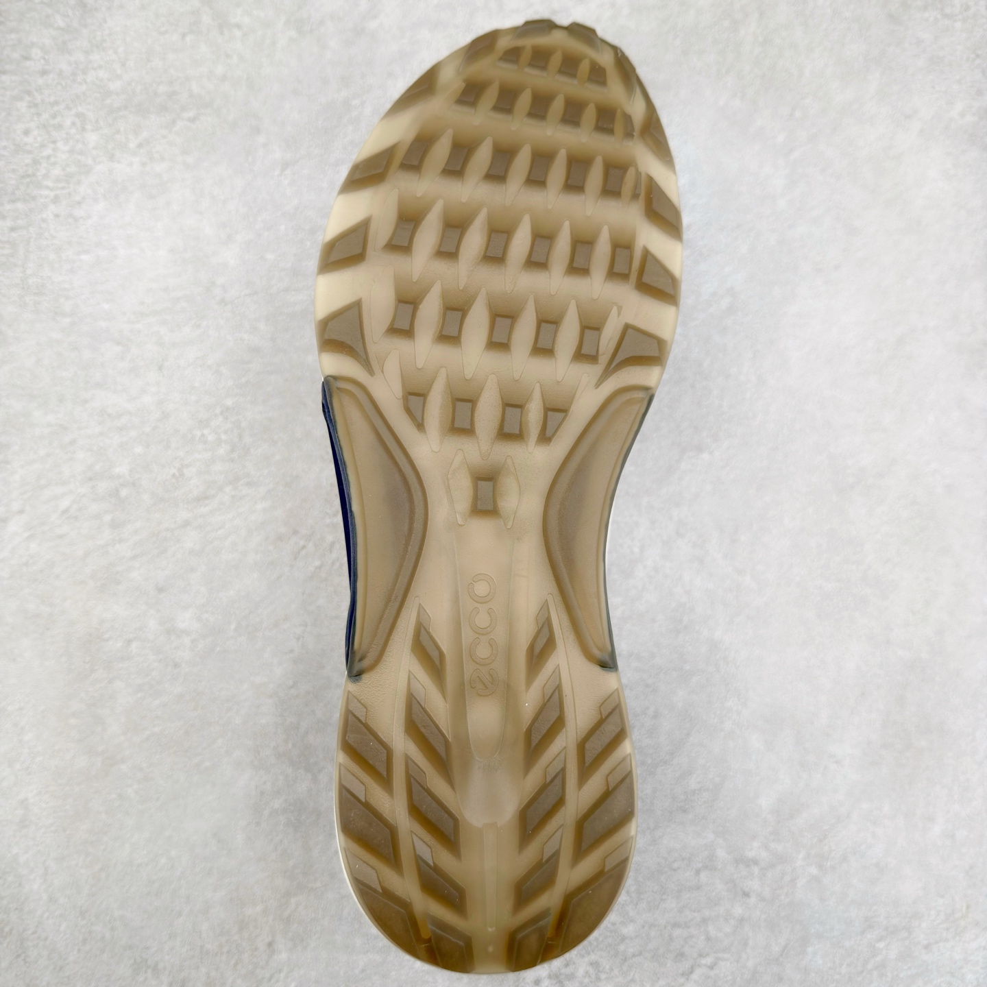 图片[9]-ECCO爱步男款运动鞋 真皮透气休闲防滑跑步鞋 健步BIOMC大经典 直接注塑工艺 稳固舒适 强效缓震与能量回弹 增加运动时的稳定与舒适 牛皮鞋面，纹理自然，柔韧耐穿 PU中底，带来轻盈舒适的上脚感受 橡胶大底，抓地力强，具有良好的耐磨性 都市探索 步履悠然 尺码：39 40 41 42 43 44（ 正常码）-选品中心