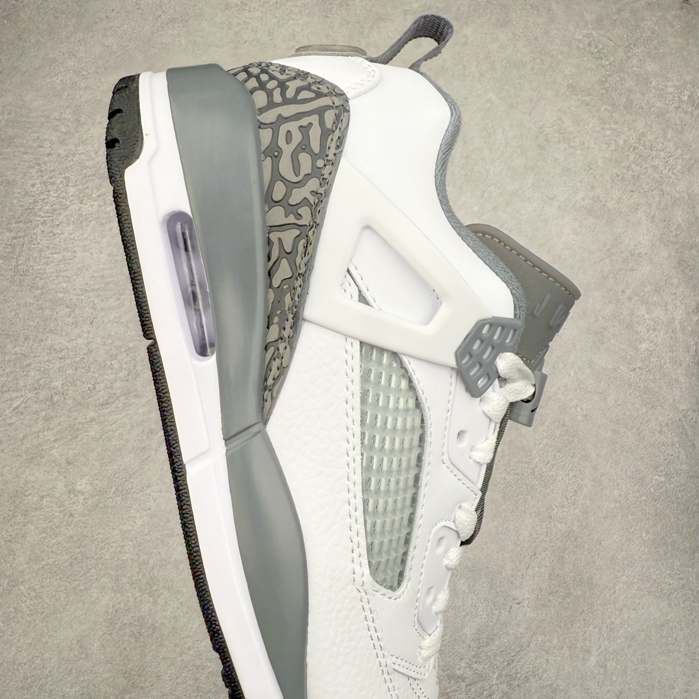 图片[6]-Jordan Spizike Low AJ复古低帮篮球鞋 FQ1759-102 这款鞋子著名导演斯派克李的Jordan Spizike专属 预计于明年夏季推出全新低帮版本 将包括三款配色 经典爆裂纹非常复古 两款配色分别以大学红和黑曜石蓝进行区分 鞋身设计中依旧带有大象爆裂纹、鞋侧束带、塑胶网布等经典元素 之后 在鞋舌、内衬以及鞋底等位置缀以大学红和黑曜石蓝搭配 带来全新造型 尺码：36 36.5 37.5 38 38.5 39 40 40.5 41 42 42.5 43 44 44.5 45 46 47.5-选品中心