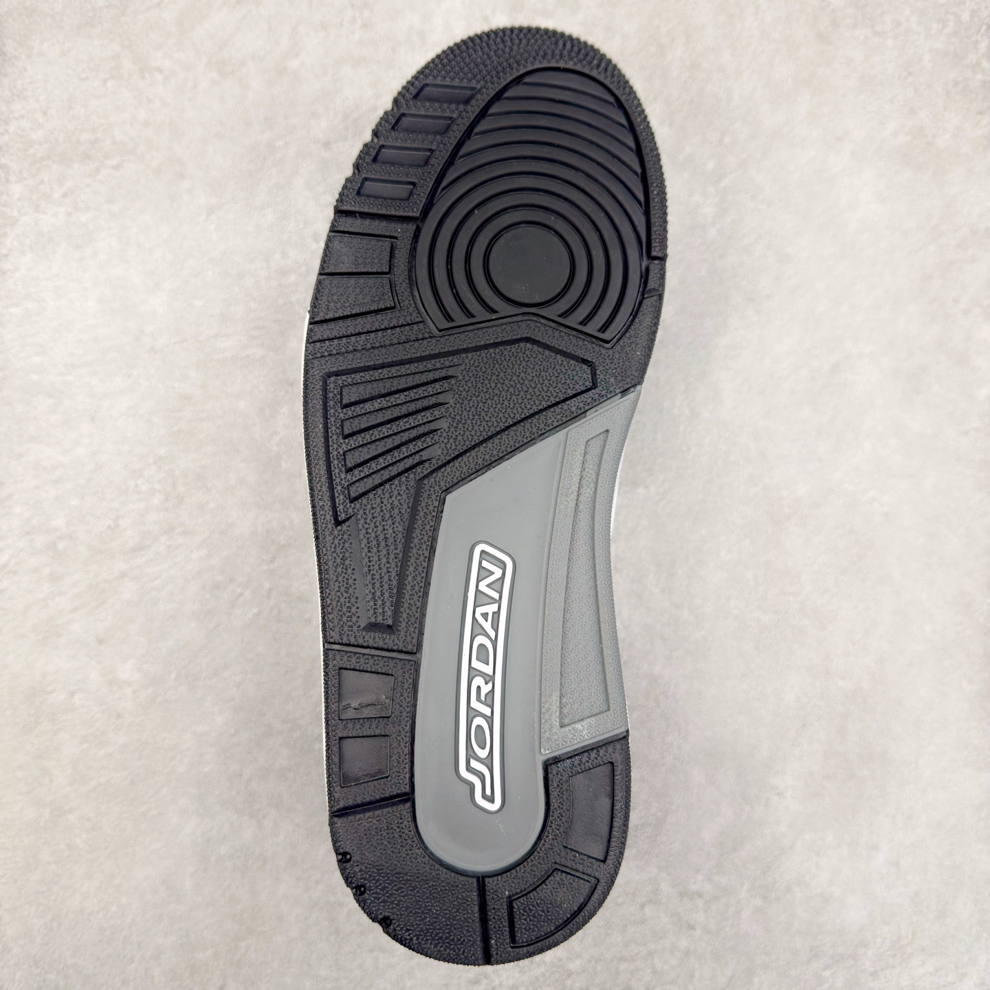 图片[9]-Jordan Spizike Low AJ复古低帮篮球鞋 FQ1759-102 这款鞋子著名导演斯派克李的Jordan Spizike专属 预计于明年夏季推出全新低帮版本 将包括三款配色 经典爆裂纹非常复古 两款配色分别以大学红和黑曜石蓝进行区分 鞋身设计中依旧带有大象爆裂纹、鞋侧束带、塑胶网布等经典元素 之后 在鞋舌、内衬以及鞋底等位置缀以大学红和黑曜石蓝搭配 带来全新造型 尺码：36 36.5 37.5 38 38.5 39 40 40.5 41 42 42.5 43 44 44.5 45 46 47.5-选品中心