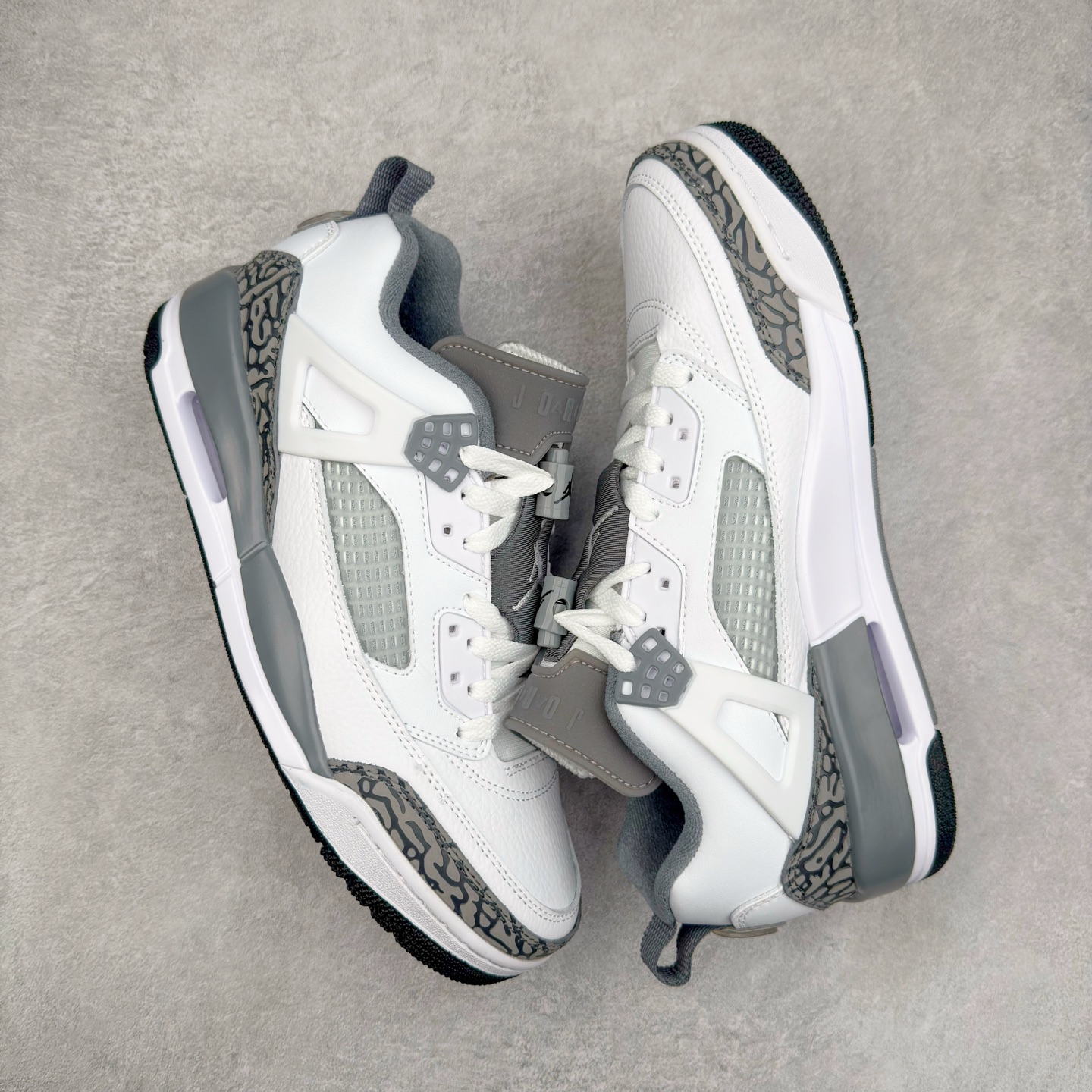 图片[3]-Jordan Spizike Low AJ复古低帮篮球鞋 FQ1759-102 这款鞋子著名导演斯派克李的Jordan Spizike专属 预计于明年夏季推出全新低帮版本 将包括三款配色 经典爆裂纹非常复古 两款配色分别以大学红和黑曜石蓝进行区分 鞋身设计中依旧带有大象爆裂纹、鞋侧束带、塑胶网布等经典元素 之后 在鞋舌、内衬以及鞋底等位置缀以大学红和黑曜石蓝搭配 带来全新造型 尺码：36 36.5 37.5 38 38.5 39 40 40.5 41 42 42.5 43 44 44.5 45 46 47.5-选品中心