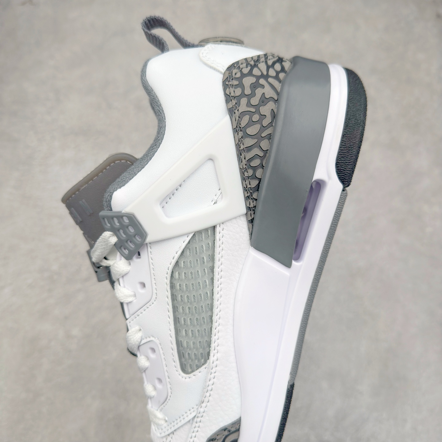 图片[7]-Jordan Spizike Low AJ复古低帮篮球鞋 FQ1759-102 这款鞋子著名导演斯派克李的Jordan Spizike专属 预计于明年夏季推出全新低帮版本 将包括三款配色 经典爆裂纹非常复古 两款配色分别以大学红和黑曜石蓝进行区分 鞋身设计中依旧带有大象爆裂纹、鞋侧束带、塑胶网布等经典元素 之后 在鞋舌、内衬以及鞋底等位置缀以大学红和黑曜石蓝搭配 带来全新造型 尺码：36 36.5 37.5 38 38.5 39 40 40.5 41 42 42.5 43 44 44.5 45 46 47.5-选品中心