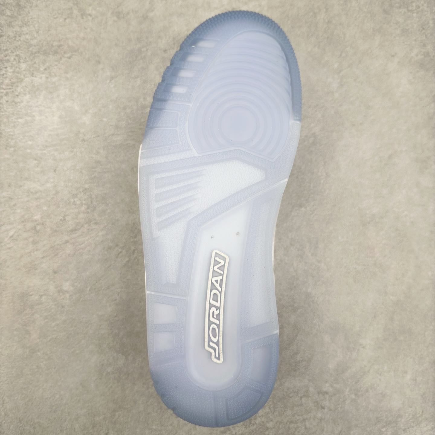 图片[8]-Jordan Spizike Low AJ复古低帮篮球鞋 FQ1759-103 这款鞋子著名导演斯派克李的Jordan Spizike专属 预计于明年夏季推出全新低帮版本 将包括三款配色 经典爆裂纹非常复古 两款配色分别以大学红和黑曜石蓝进行区分 鞋身设计中依旧带有大象爆裂纹、鞋侧束带、塑胶网布等经典元素 之后 在鞋舌、内衬以及鞋底等位置缀以大学红和黑曜石蓝搭配 带来全新造型 尺码：36 36.5 37.5 38 38.5 39 40 40.5 41 42 42.5 43 44 44.5 45 46 47.5-选品中心