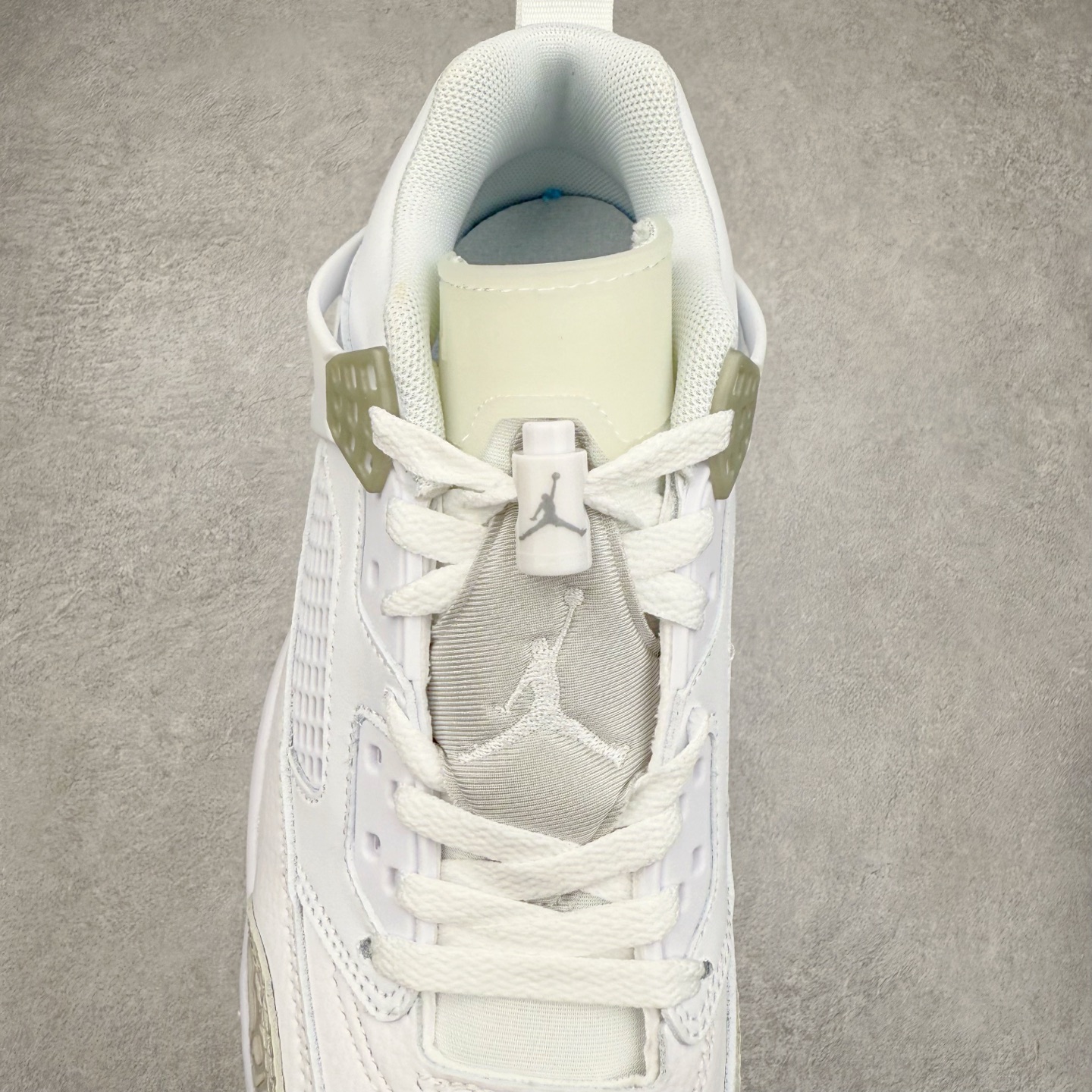 图片[5]-Jordan Spizike Low AJ复古低帮篮球鞋 FQ1759-103 这款鞋子著名导演斯派克李的Jordan Spizike专属 预计于明年夏季推出全新低帮版本 将包括三款配色 经典爆裂纹非常复古 两款配色分别以大学红和黑曜石蓝进行区分 鞋身设计中依旧带有大象爆裂纹、鞋侧束带、塑胶网布等经典元素 之后 在鞋舌、内衬以及鞋底等位置缀以大学红和黑曜石蓝搭配 带来全新造型 尺码：36 36.5 37.5 38 38.5 39 40 40.5 41 42 42.5 43 44 44.5 45 46 47.5-选品中心