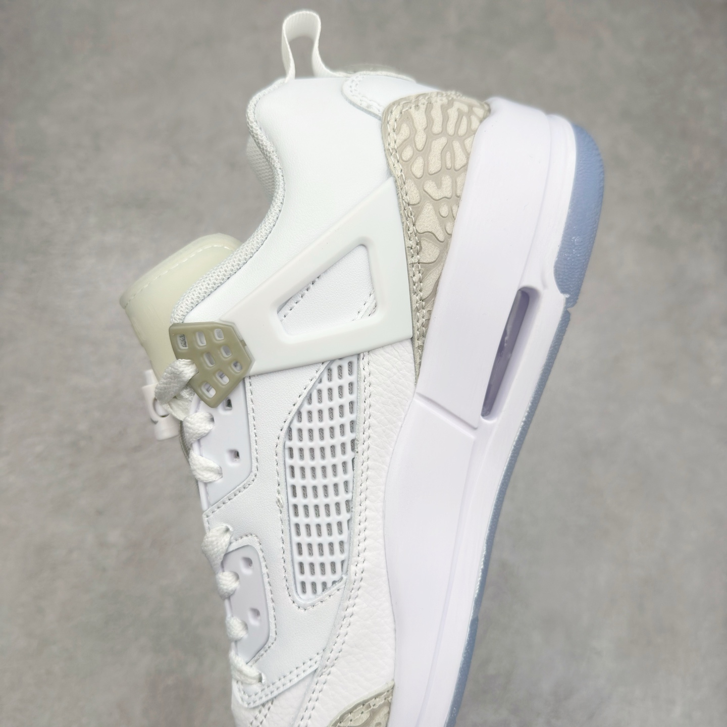 图片[7]-Jordan Spizike Low AJ复古低帮篮球鞋 FQ1759-103 这款鞋子著名导演斯派克李的Jordan Spizike专属 预计于明年夏季推出全新低帮版本 将包括三款配色 经典爆裂纹非常复古 两款配色分别以大学红和黑曜石蓝进行区分 鞋身设计中依旧带有大象爆裂纹、鞋侧束带、塑胶网布等经典元素 之后 在鞋舌、内衬以及鞋底等位置缀以大学红和黑曜石蓝搭配 带来全新造型 尺码：36 36.5 37.5 38 38.5 39 40 40.5 41 42 42.5 43 44 44.5 45 46 47.5-选品中心